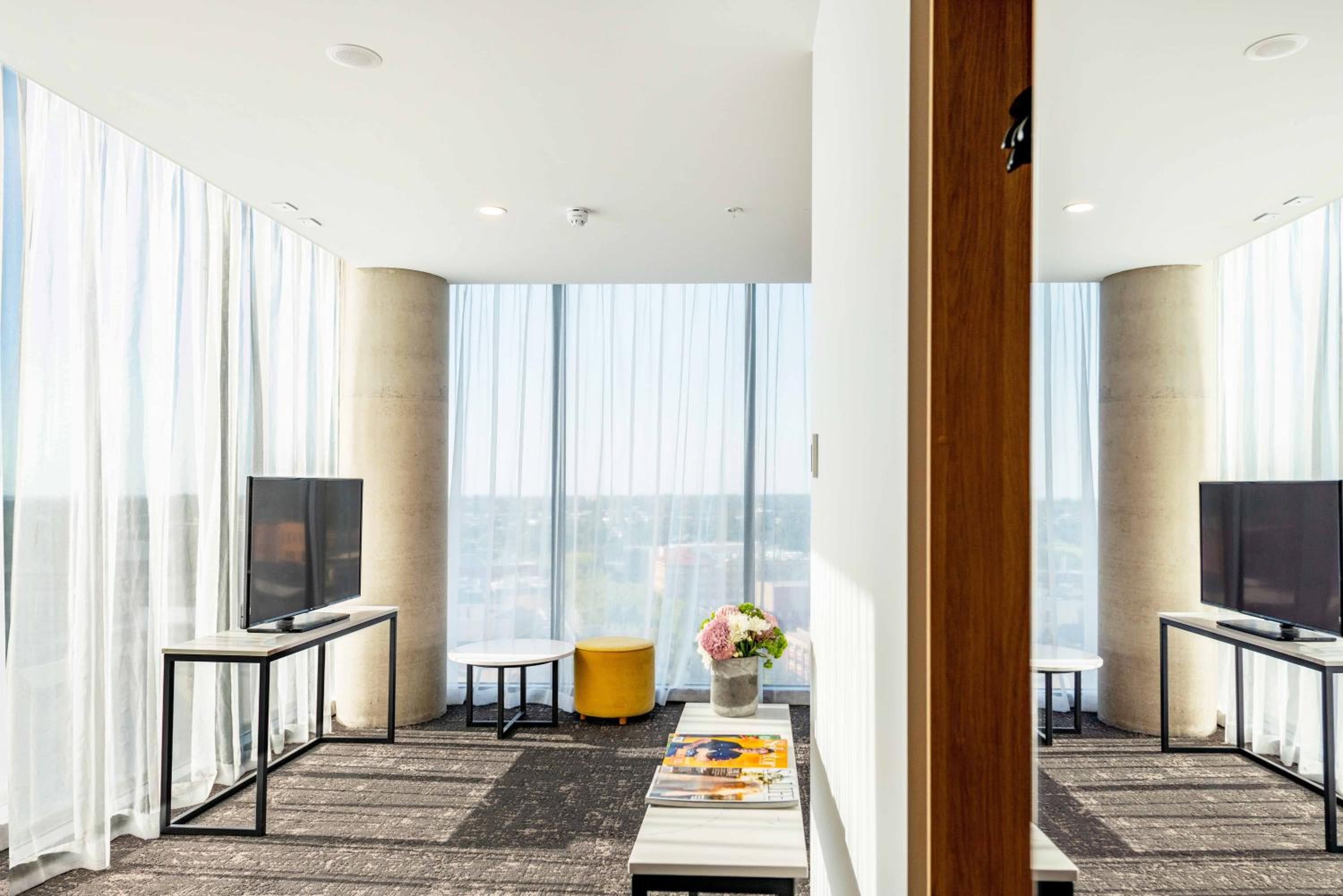 Junior King Suite with City View - Photo 9