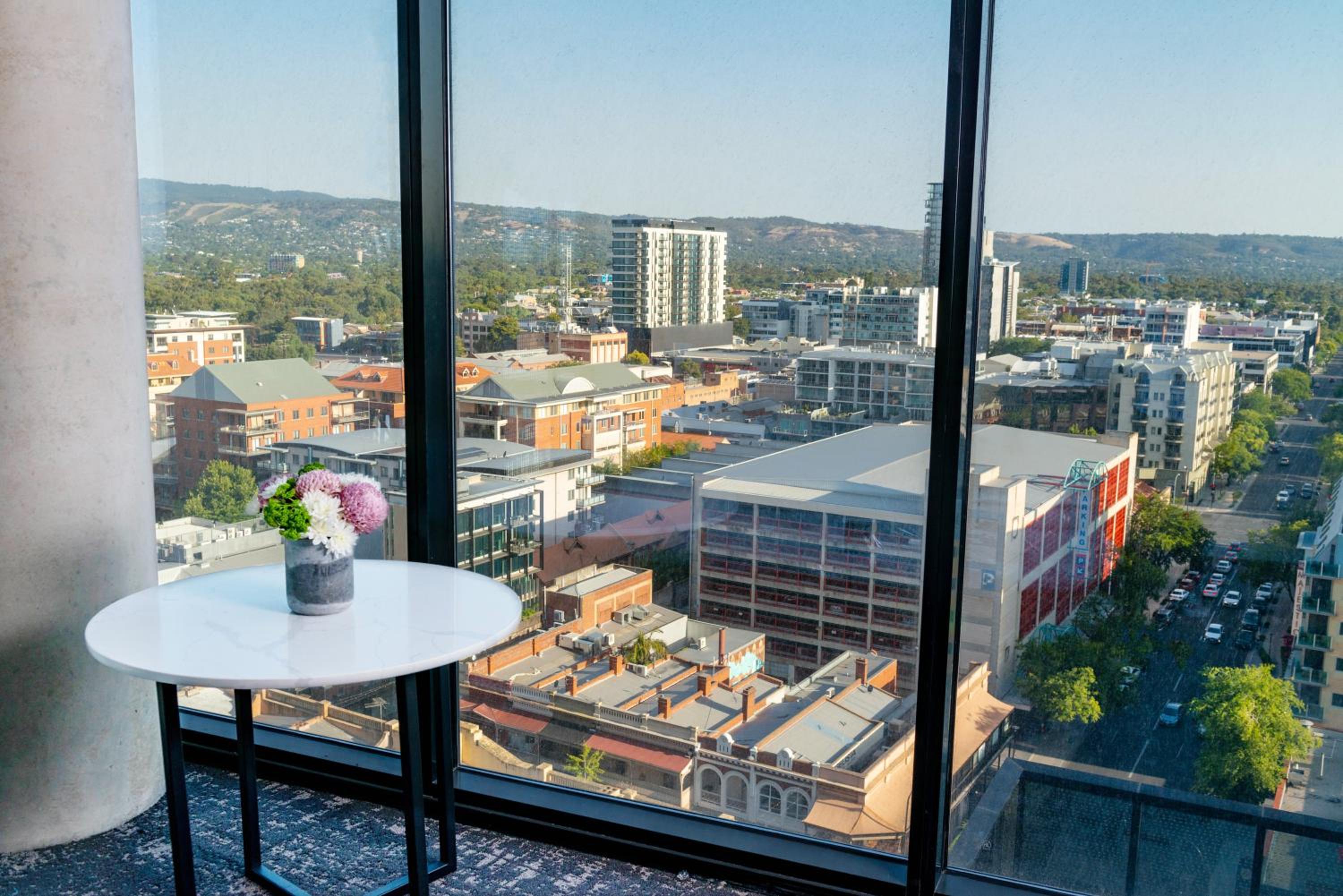 Junior King Suite with City View - Photo 12