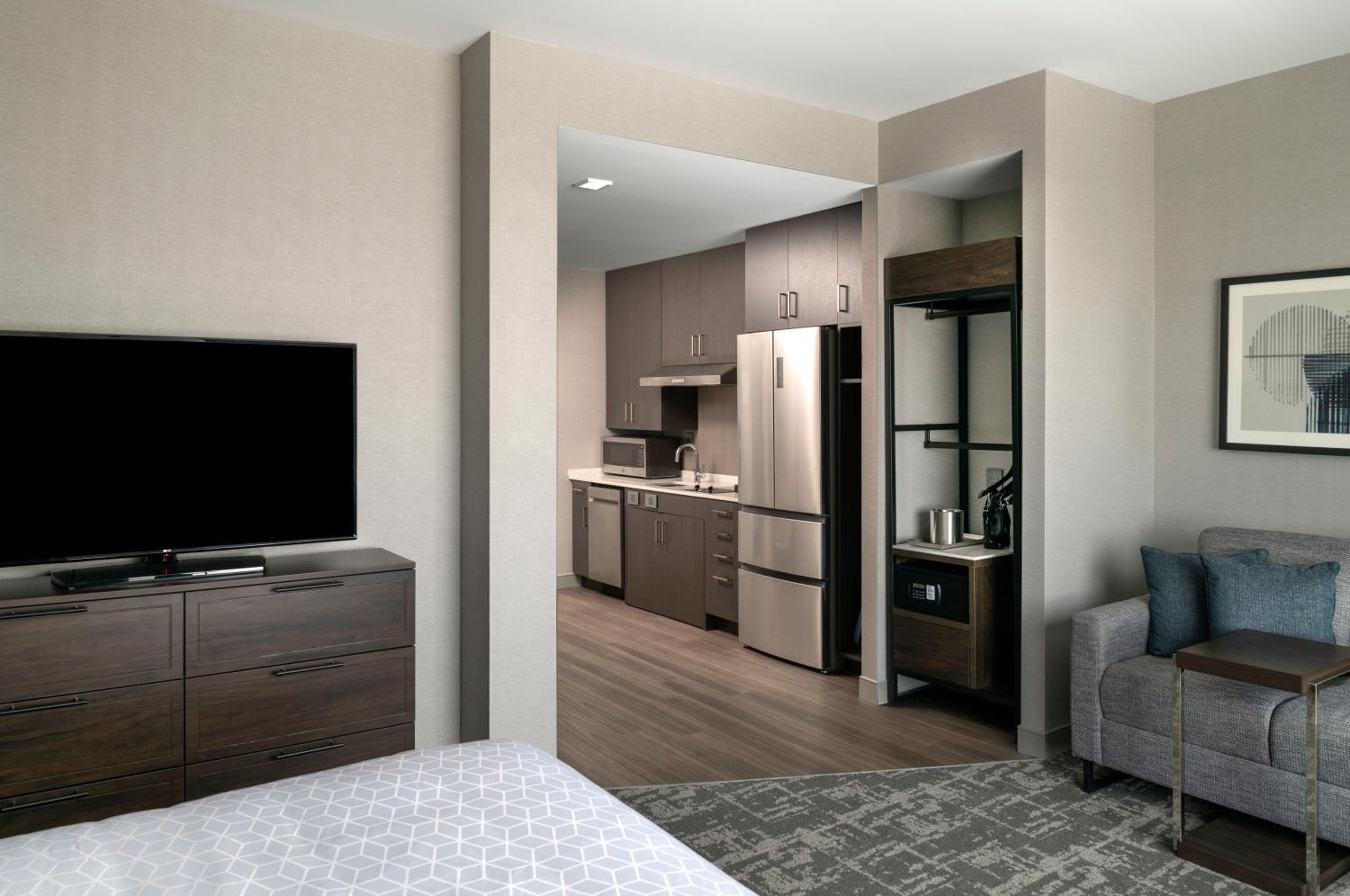 King Studio Suite with Mobility Accessible Tub - Non-Smoking - Photo 16