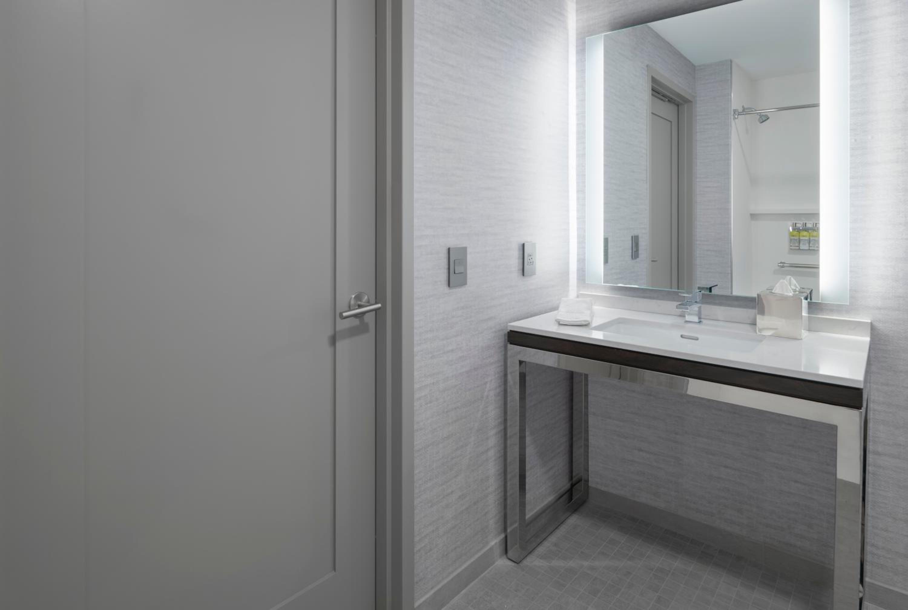 King Studio Suite with Mobility Accessible Tub - Non-Smoking - Photo 10