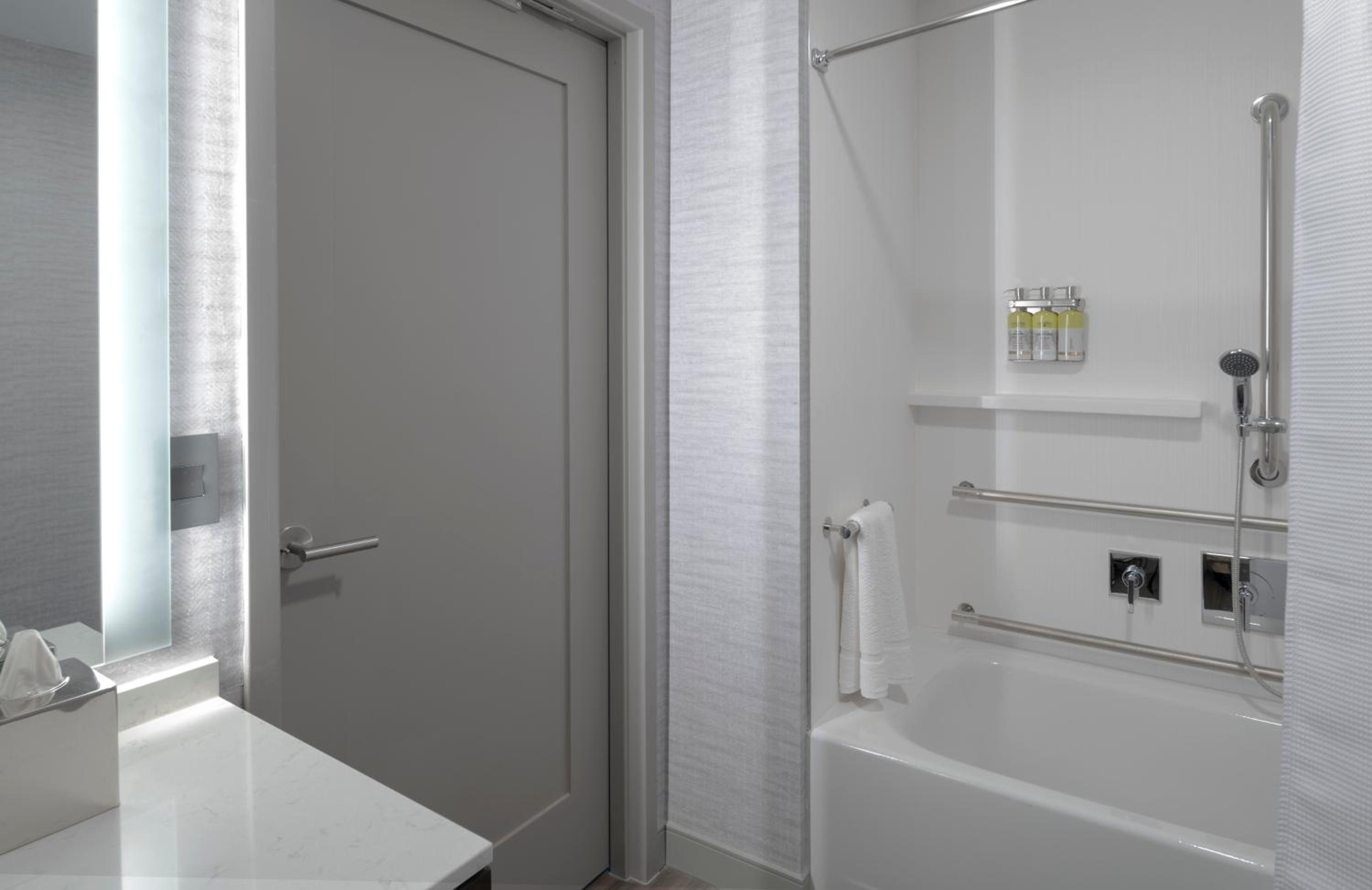 King Studio Suite with Mobility Accessible Tub - Non-Smoking - Photo 21