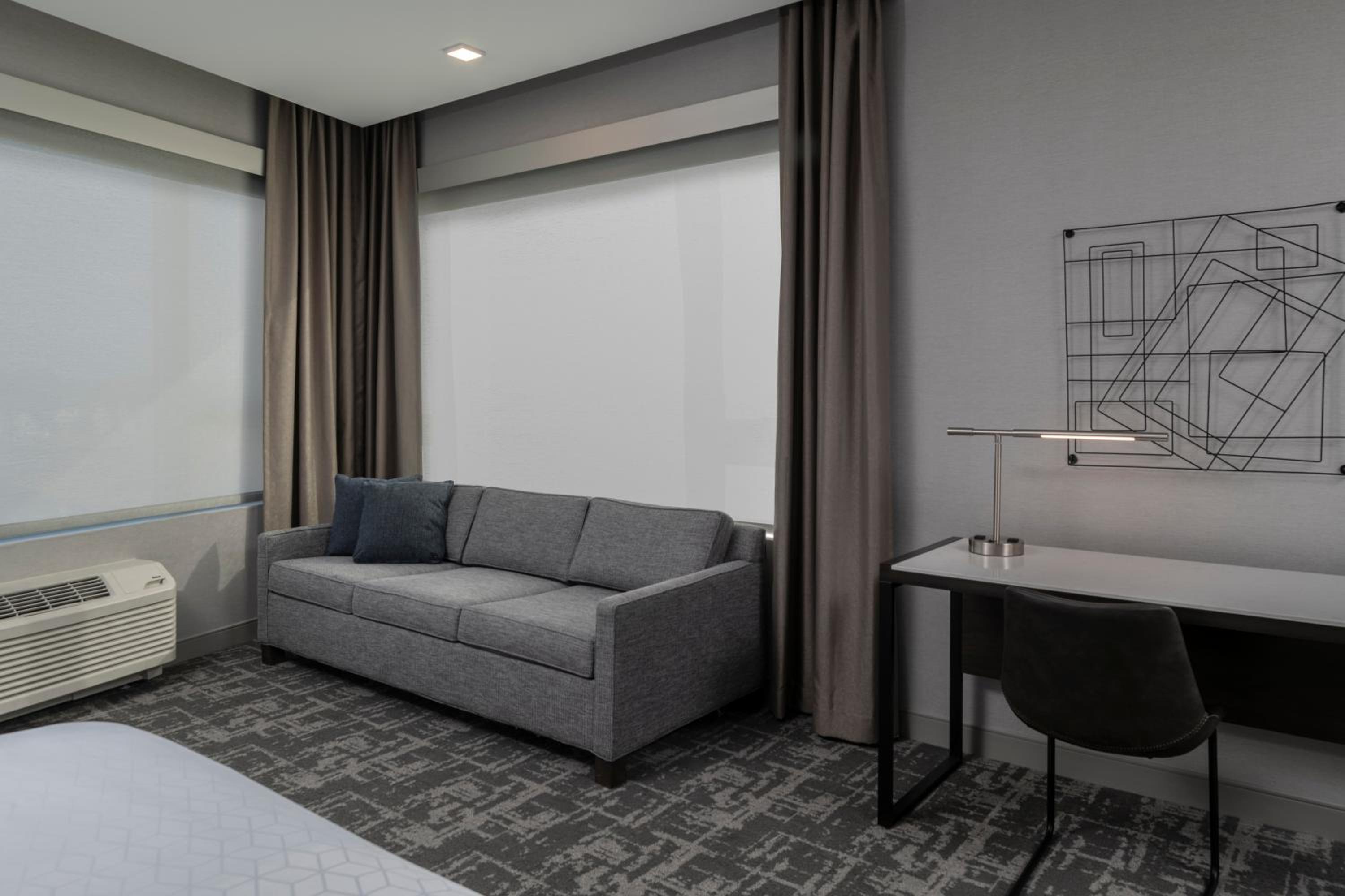 Studio King Suite with Mobility Accessible Tub - Non-Smoking - Photo 23