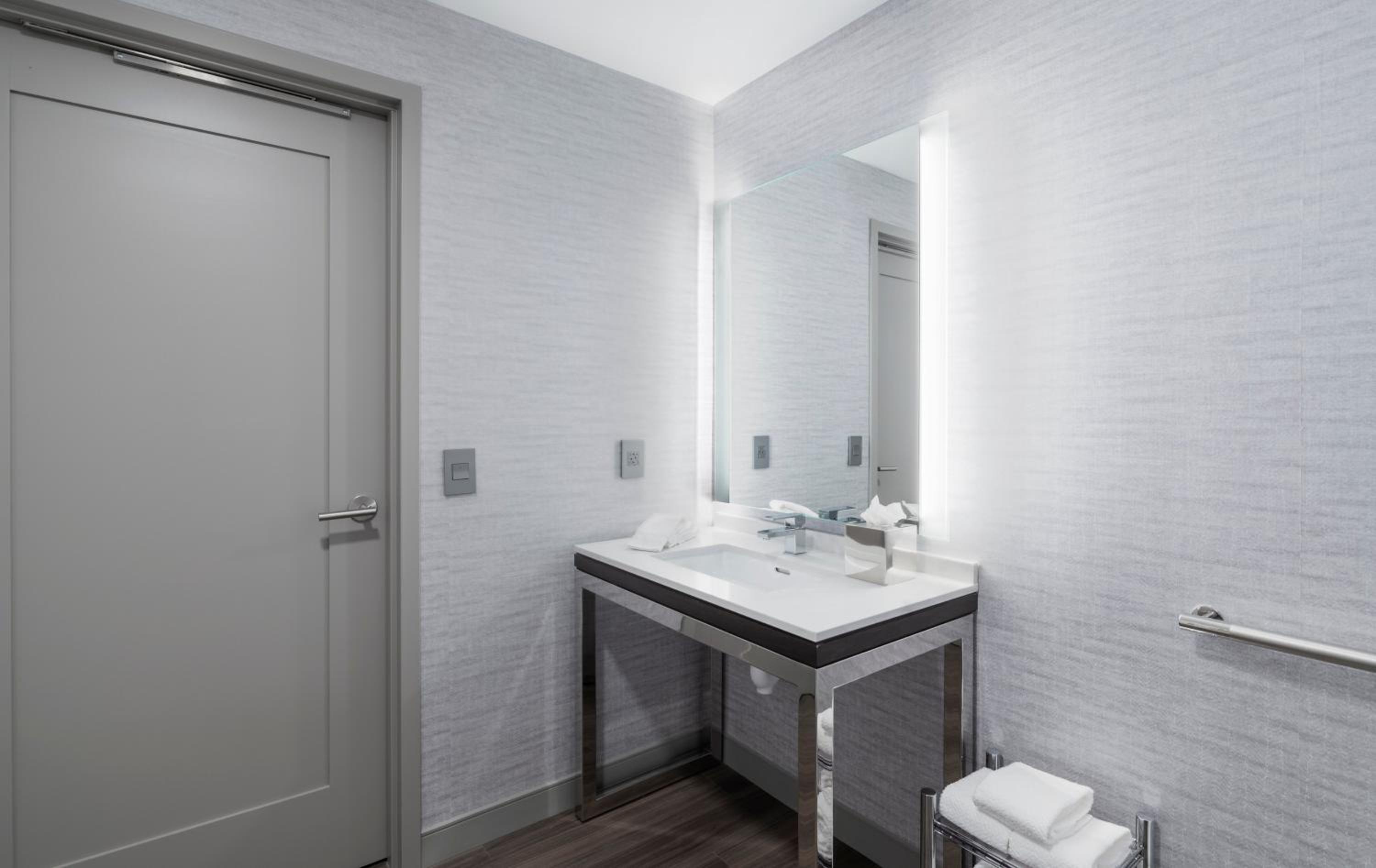 King Studio Suite with Mobility Accessible Tub - Non-Smoking - Photo 14