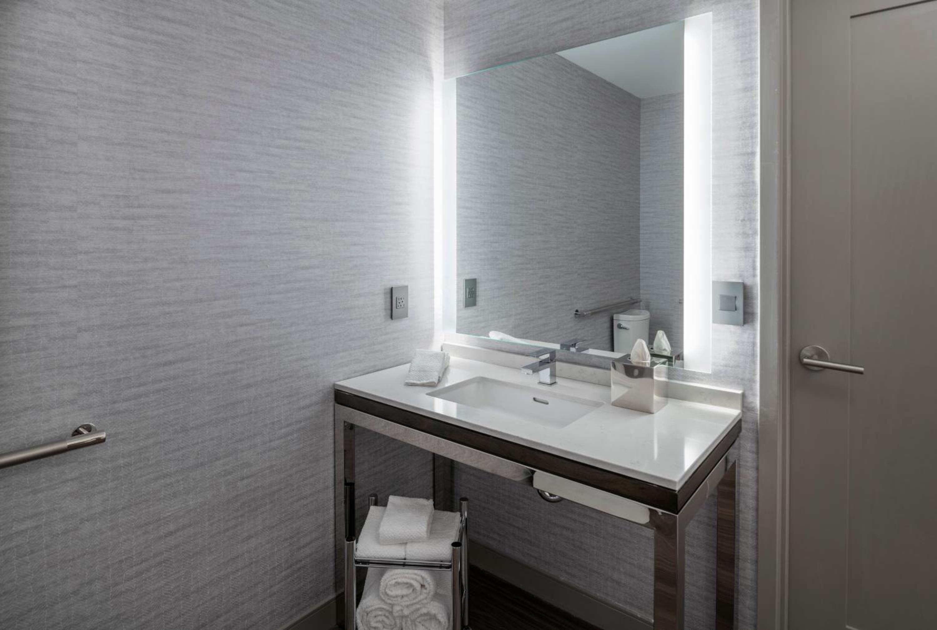 King Studio Suite with Mobility Accessible Tub - Non-Smoking - Photo 12