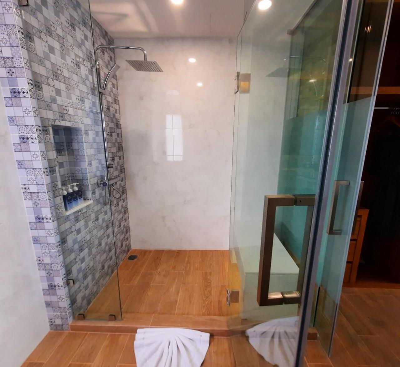 Deluxe Double or Twin Room with Balcony - Photo 9