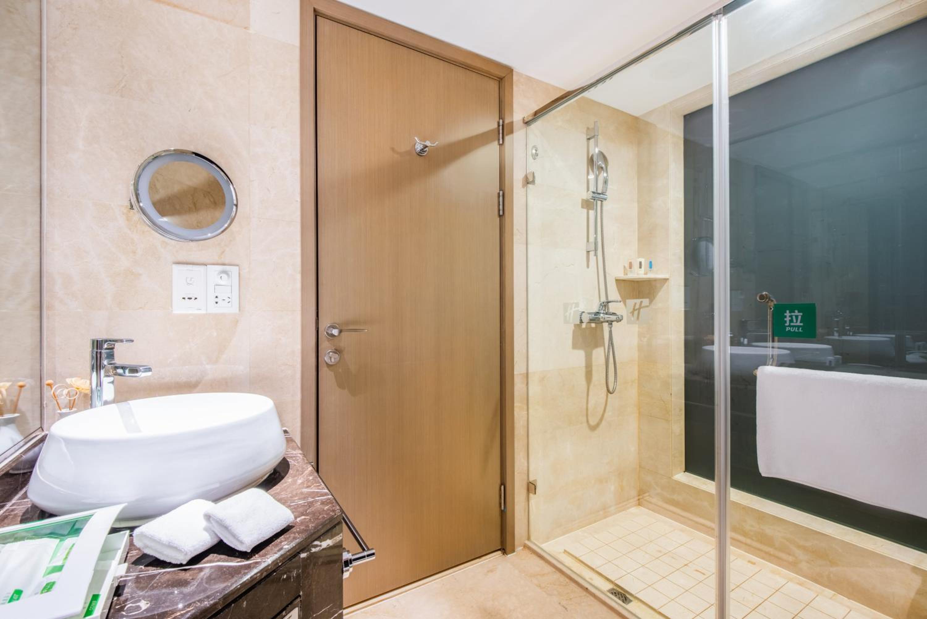 One-Bedroom Suite - Photo 2