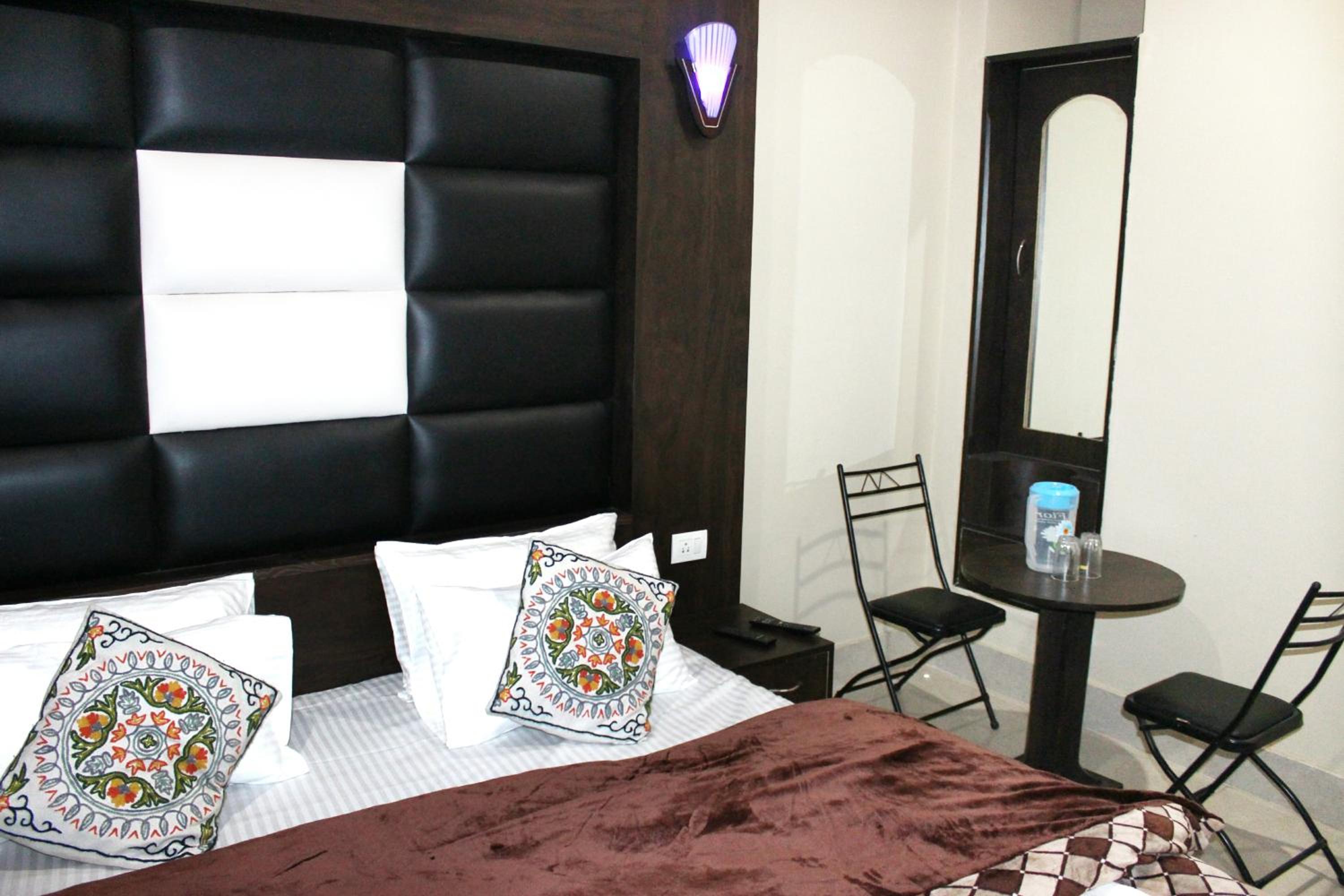 Deluxe Double Room - Photo 12