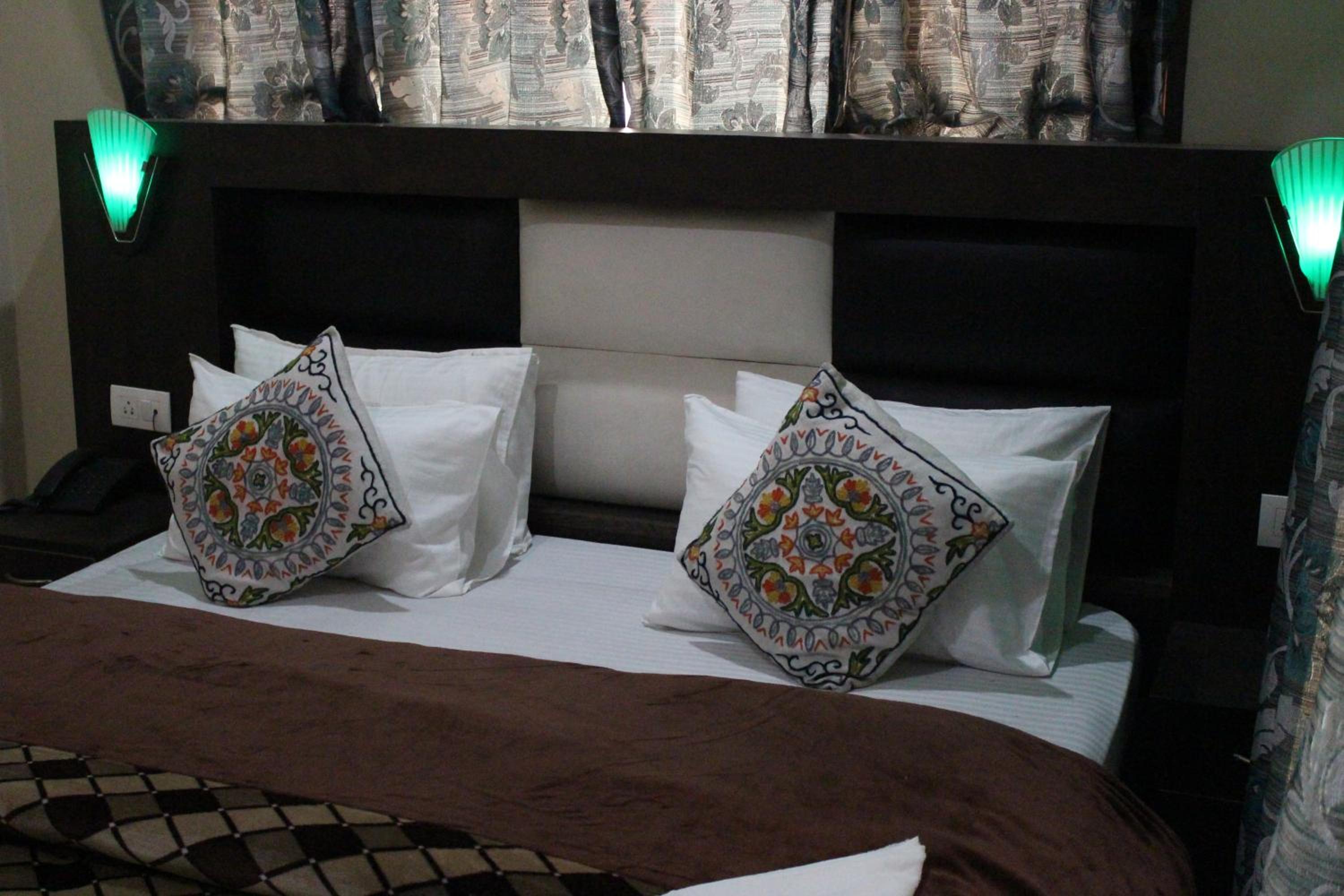 Deluxe Double Room - Photo 10