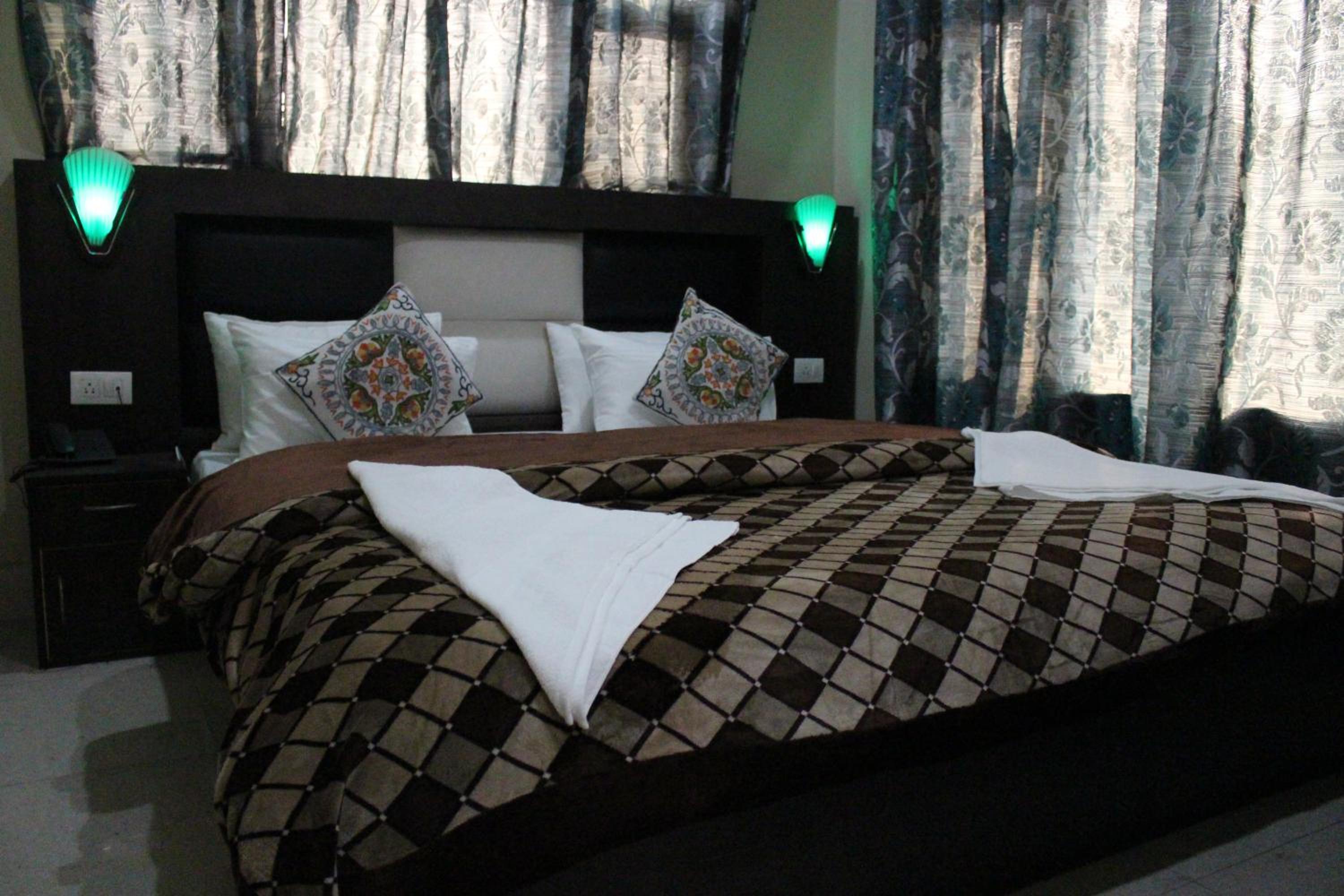 Deluxe Double Room - Photo 9
