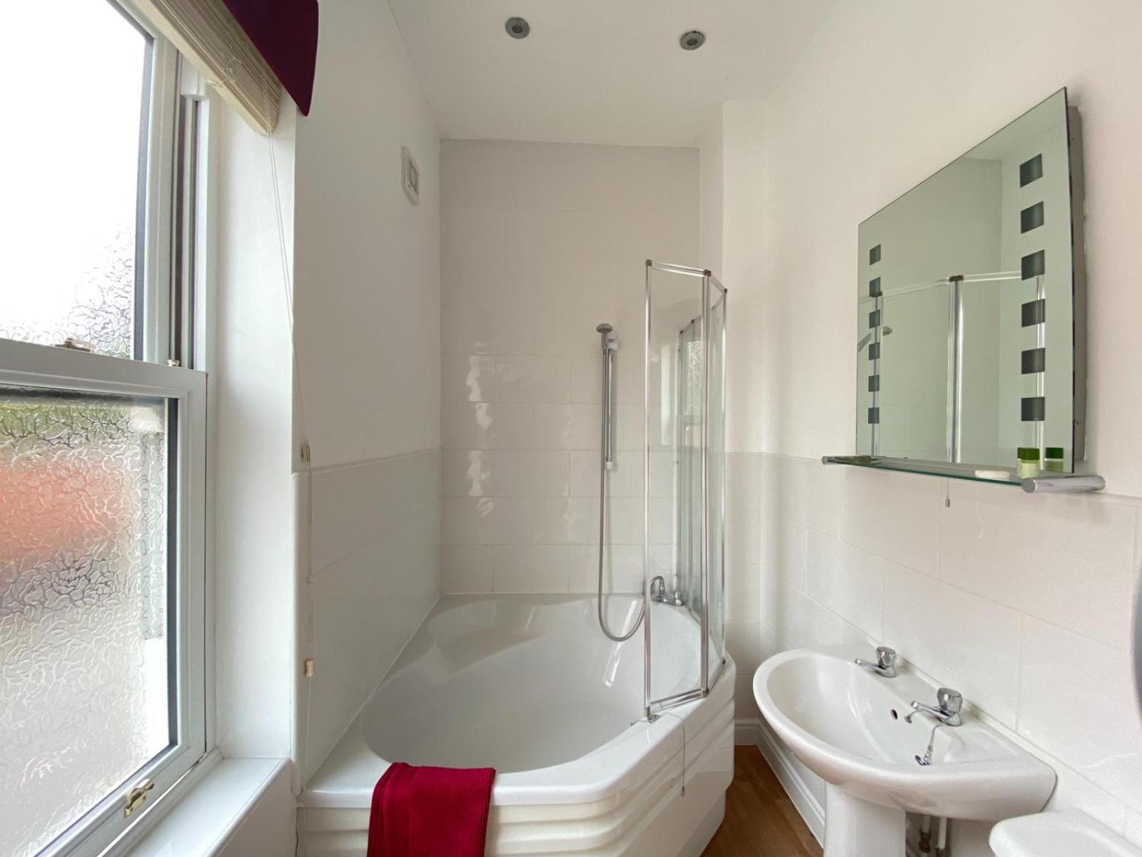Deluxe Double Room - Photo 11