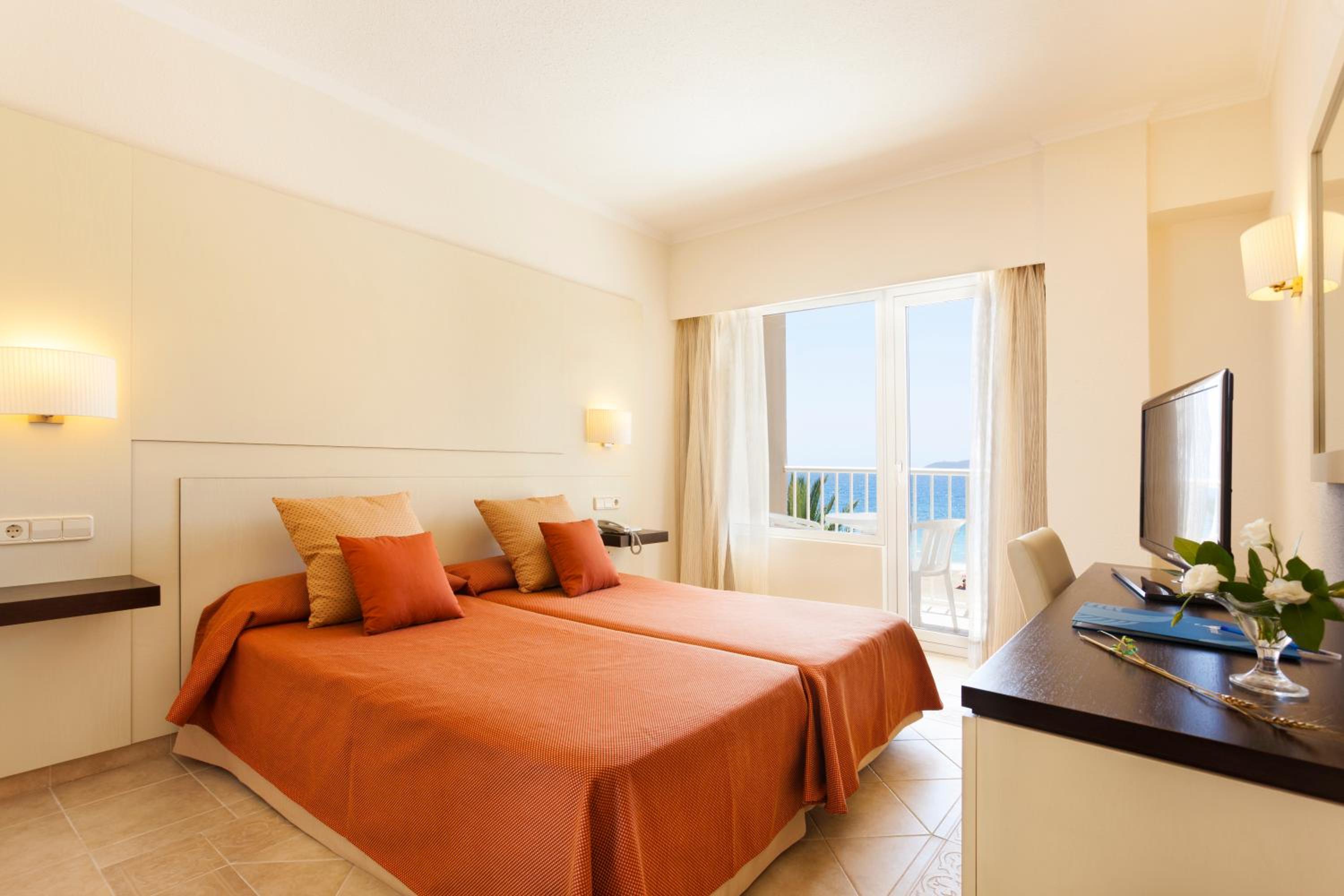 Double Room with Sea View - Photo 3