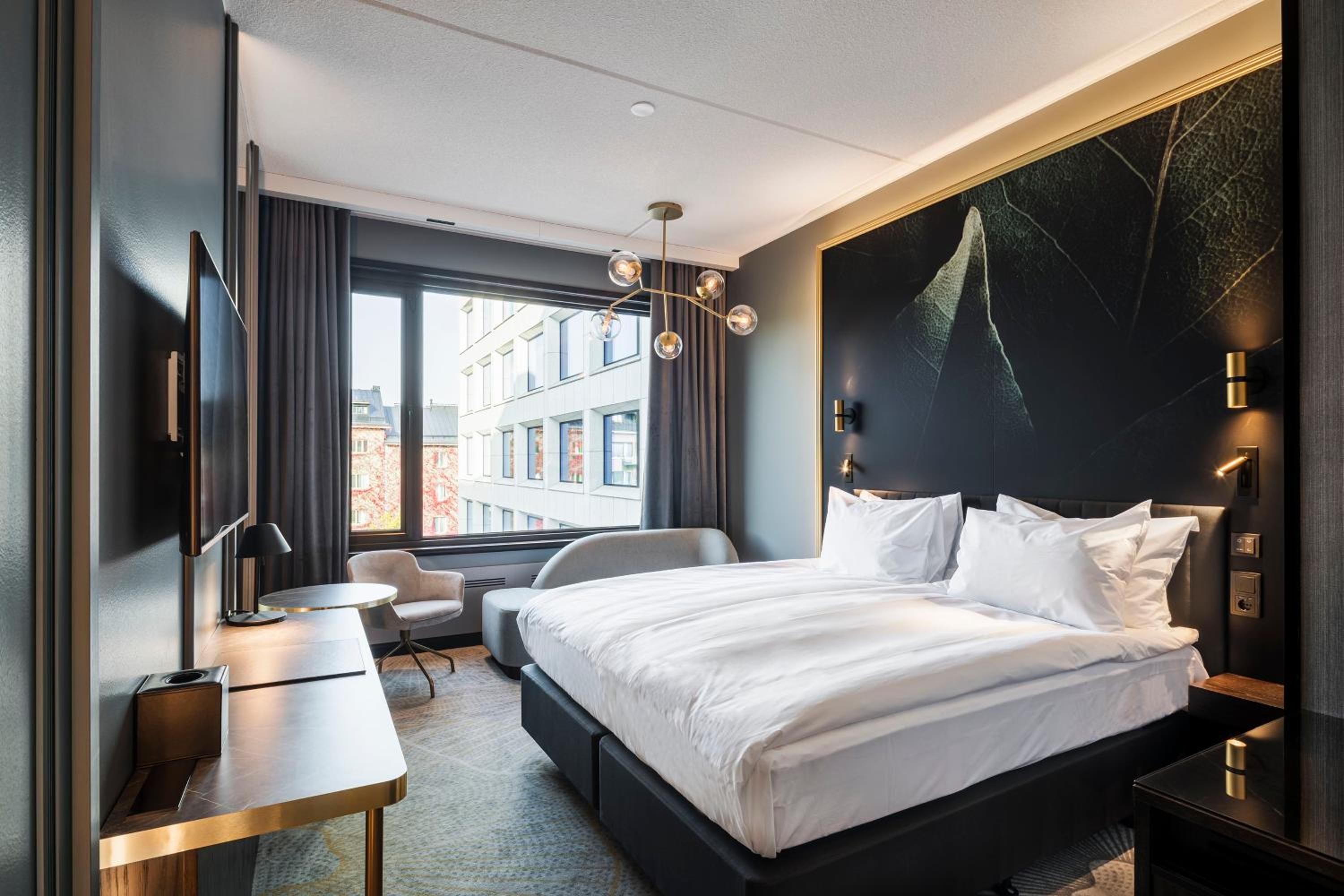 Standard King Room - Photo 10
