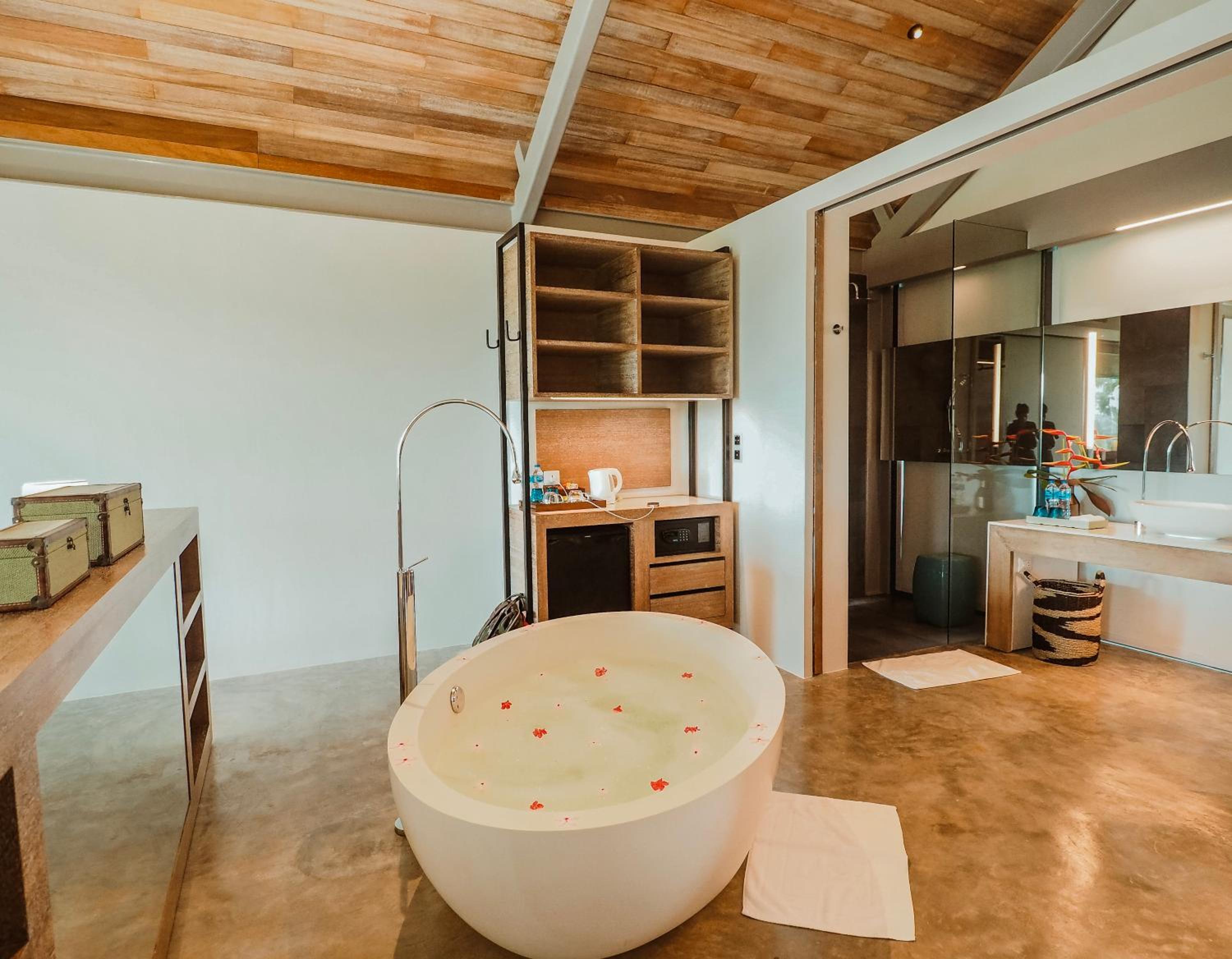 One-Bedroom Pool Villa with Schedule Boat Transfer - Photo 9