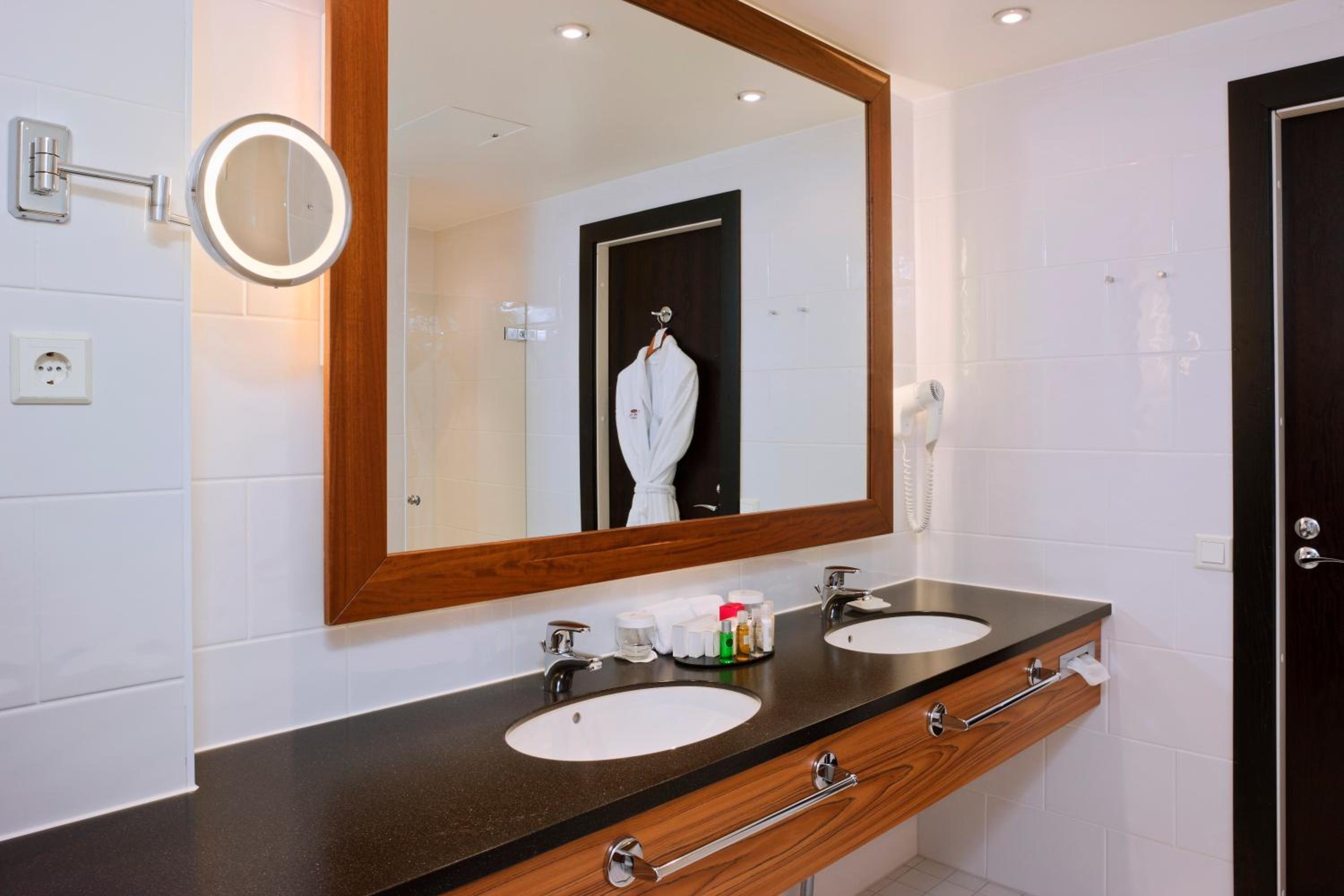 Premium King Room - Club Lounge Access thumbnail 5