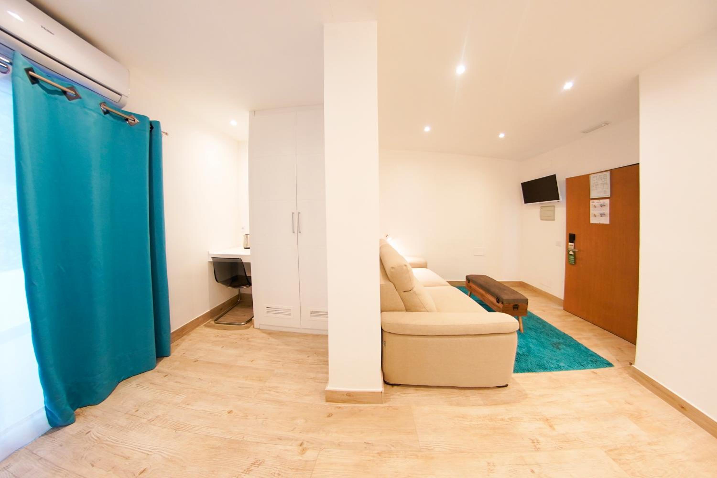 Double Room with Terrace with Free Airport Shuttle - Photo 9