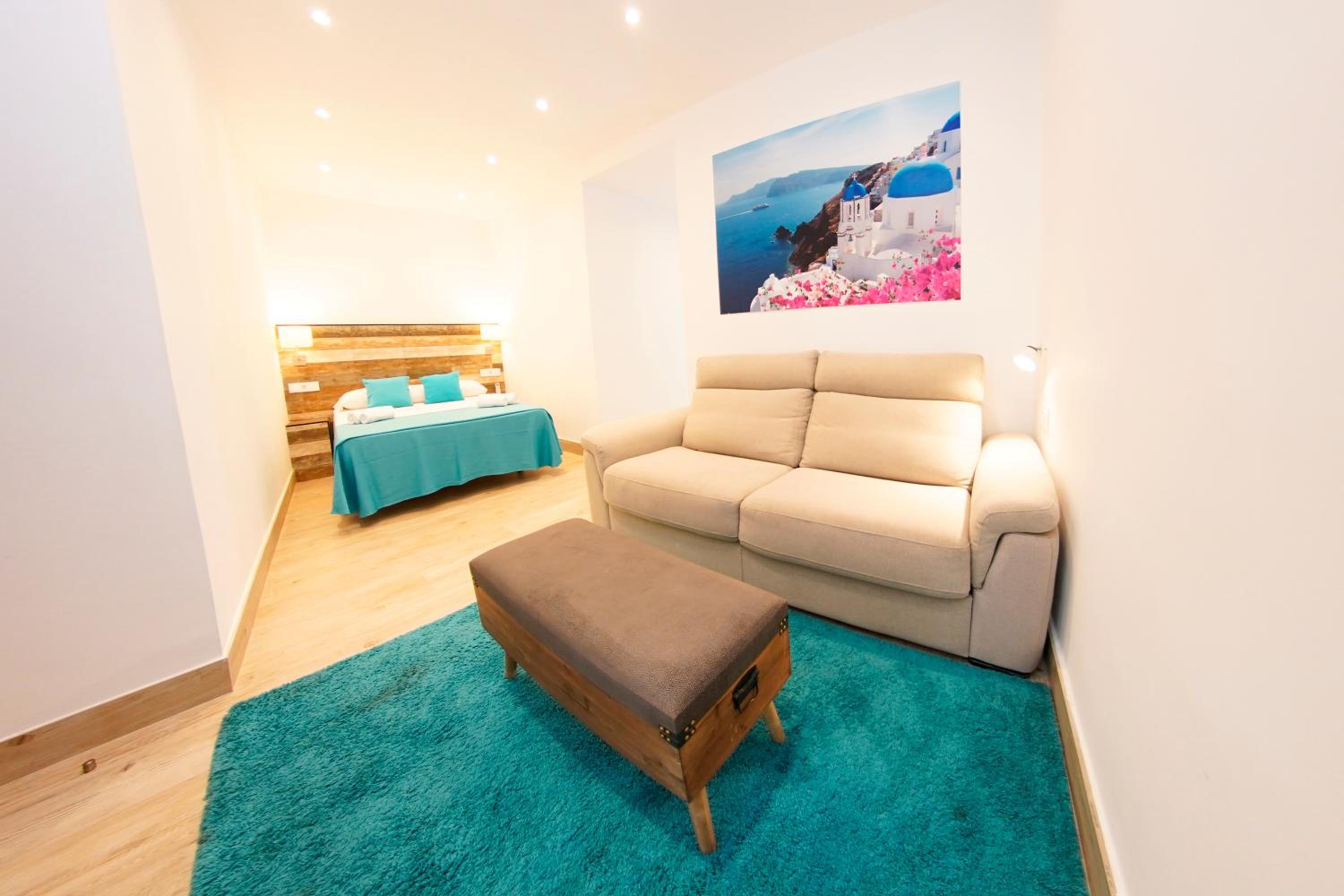 Double Room with Terrace with Free Airport Shuttle - Photo 2