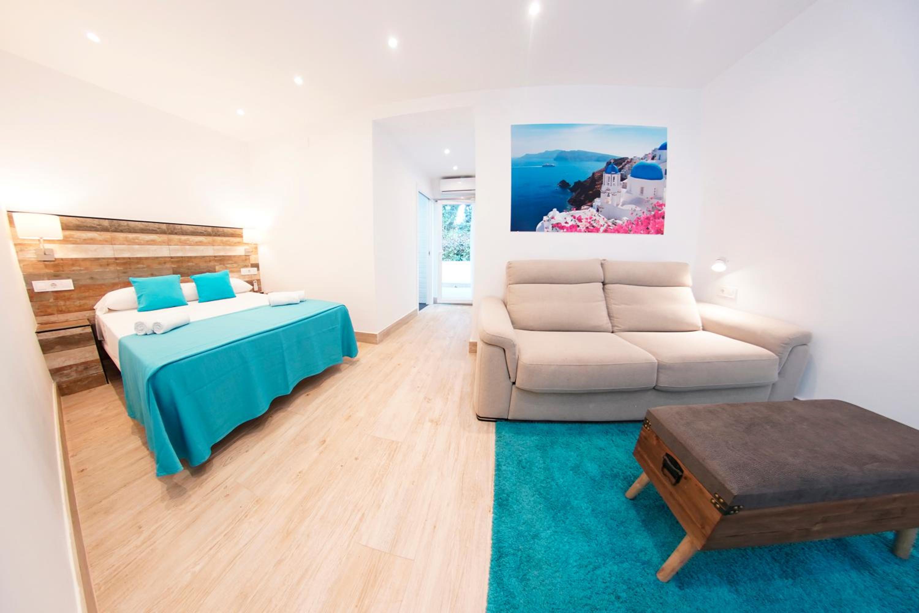 Double Room with Terrace with Free Airport Shuttle - Photo 8