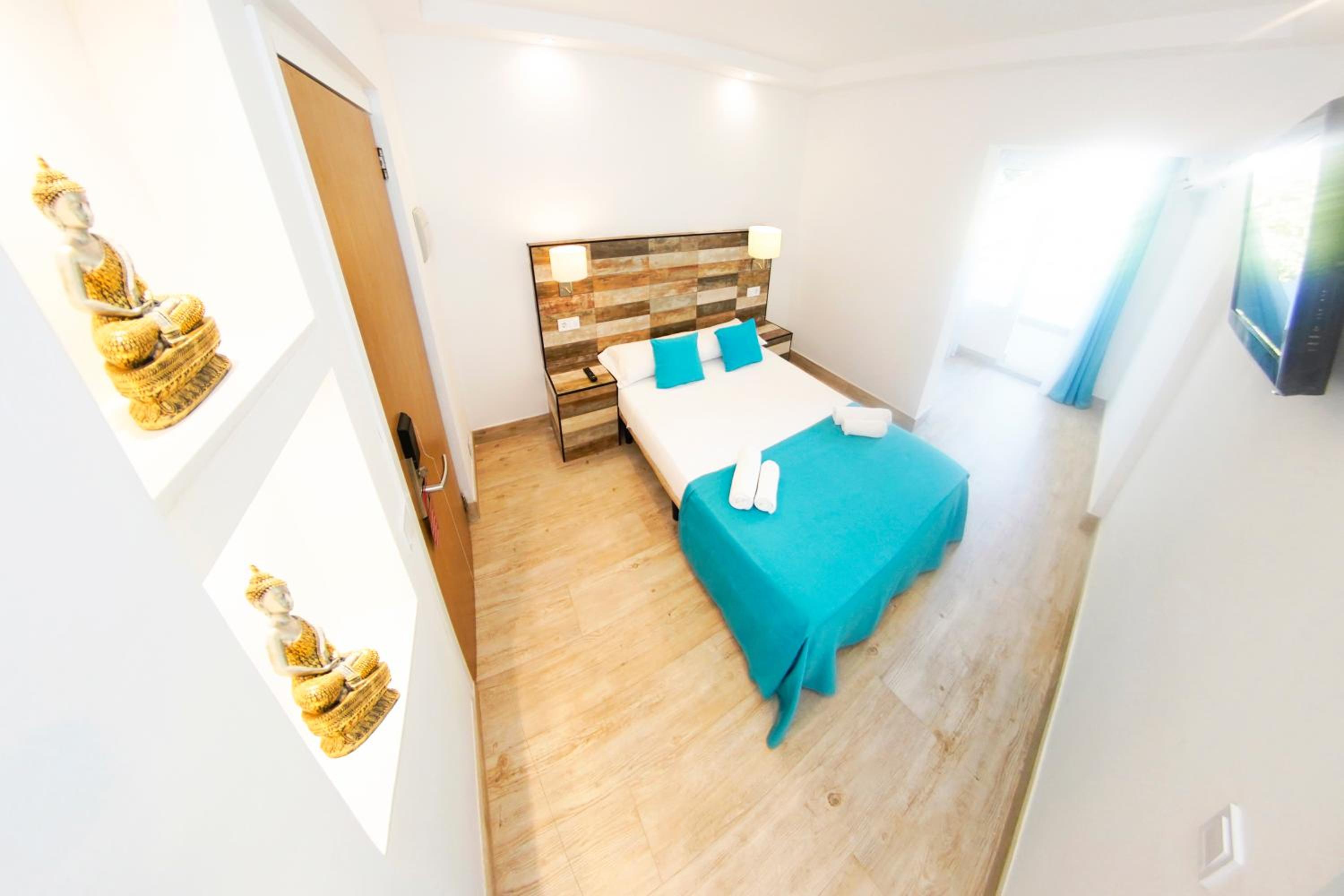 Double Room with Terrace with Free Airport Shuttle - Photo 11