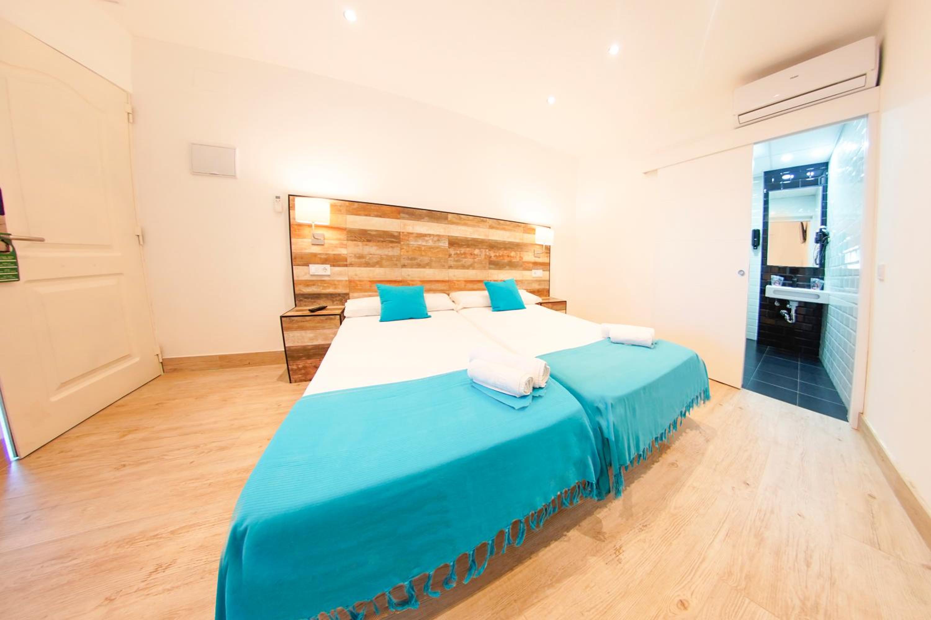 Double Room with Terrace with Free Airport Shuttle - Photo 7