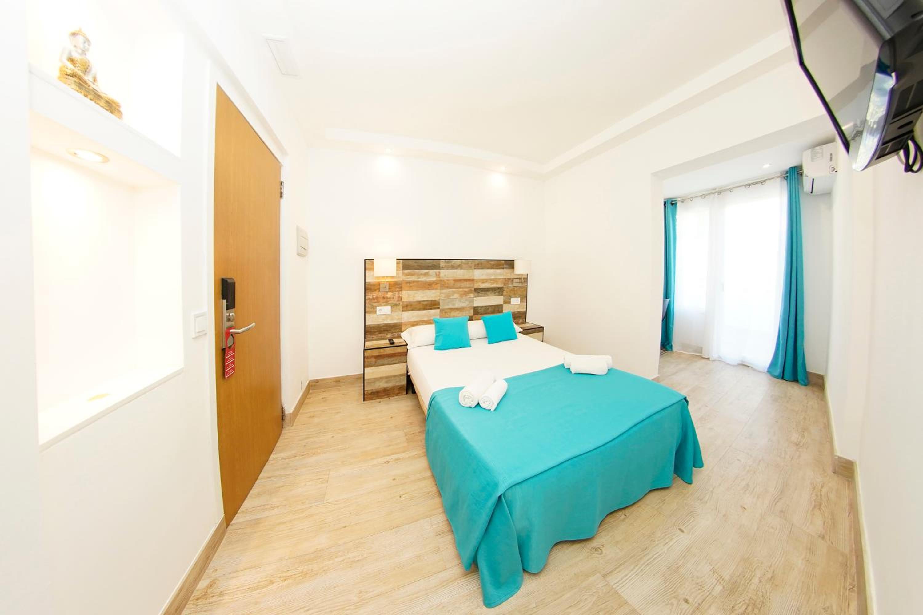 Double Room with Terrace with Free Airport Shuttle - Photo 6