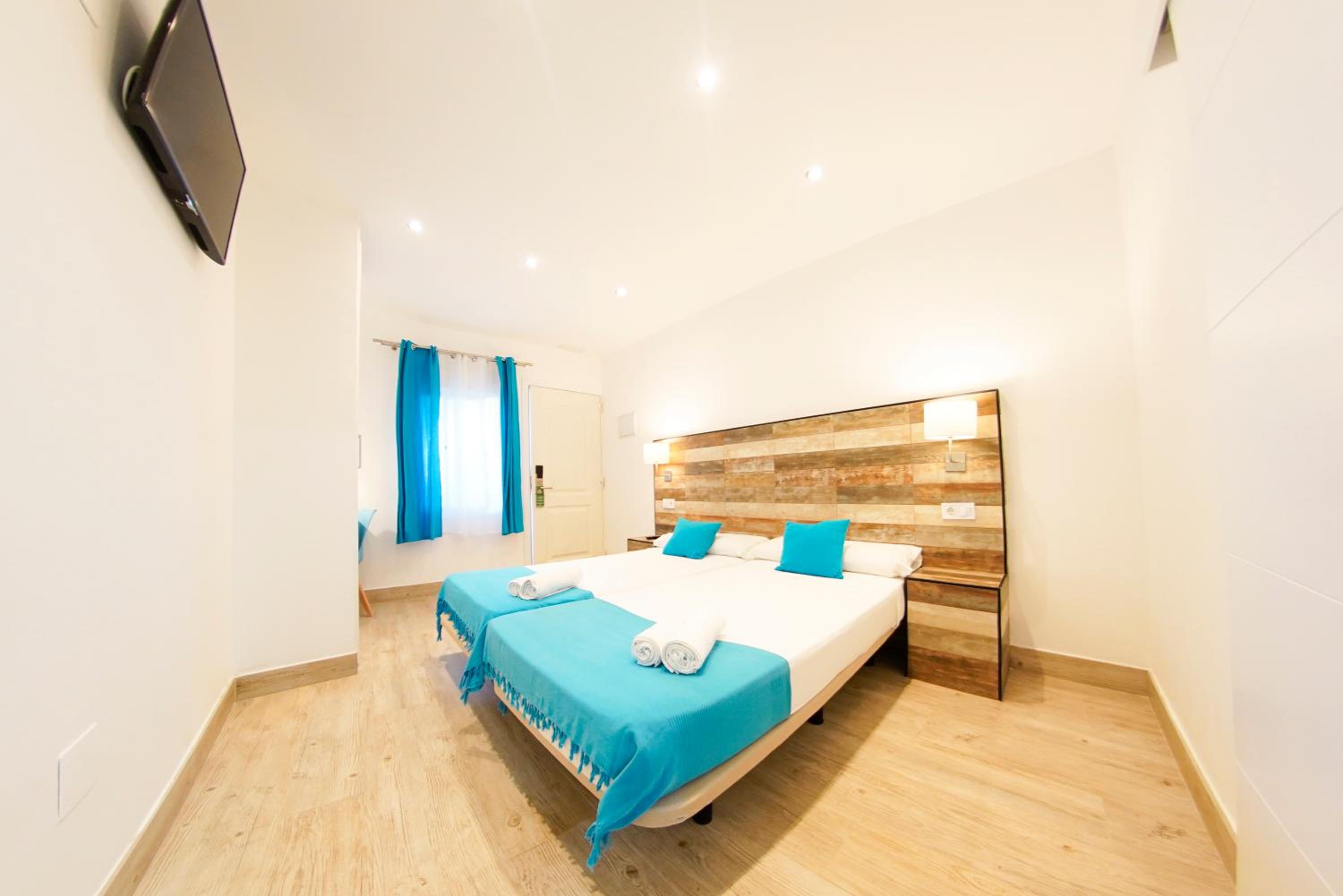Double or Twin Room with Free Airport Shuttle - Photo 3