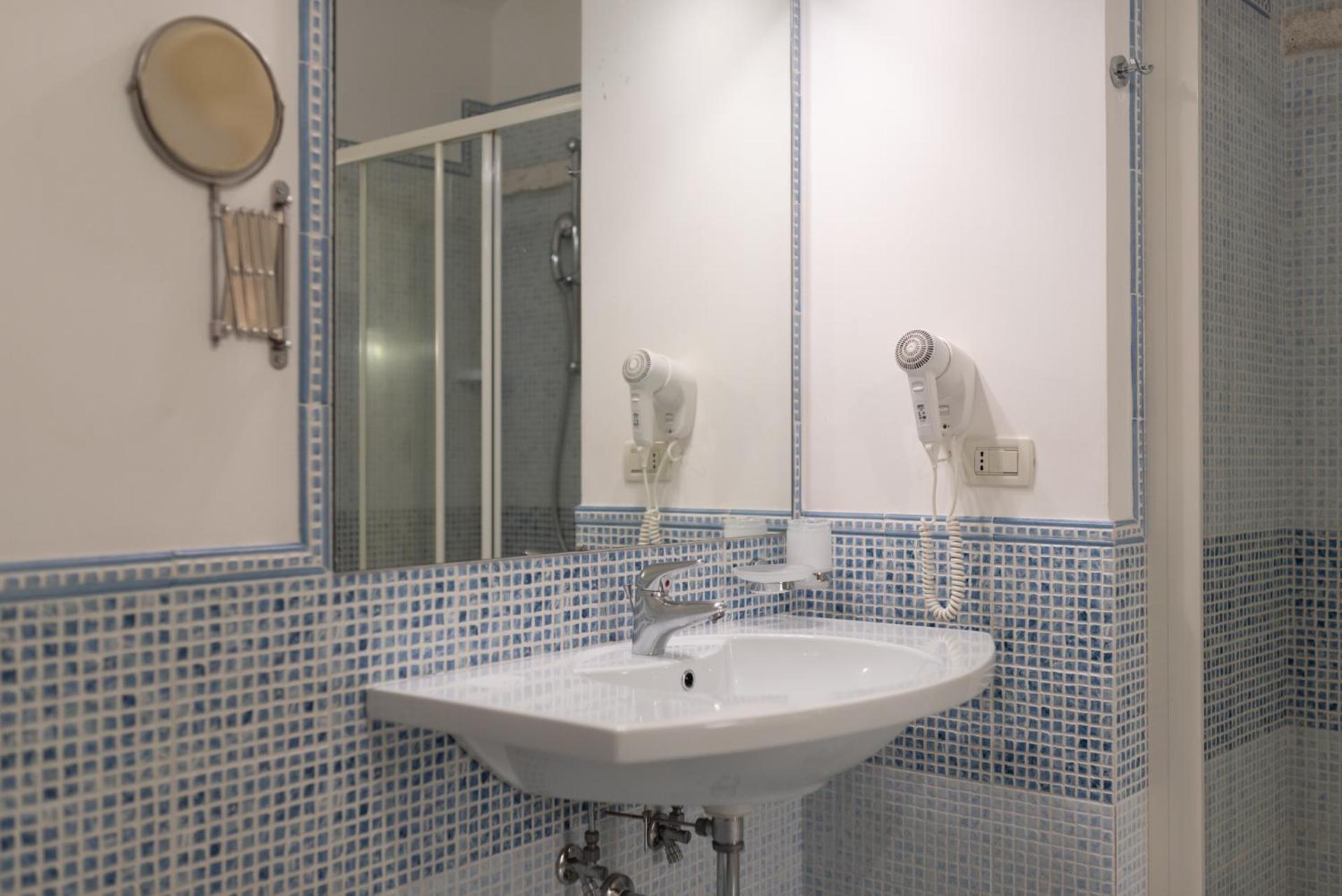 Classic Double Room - Photo 13