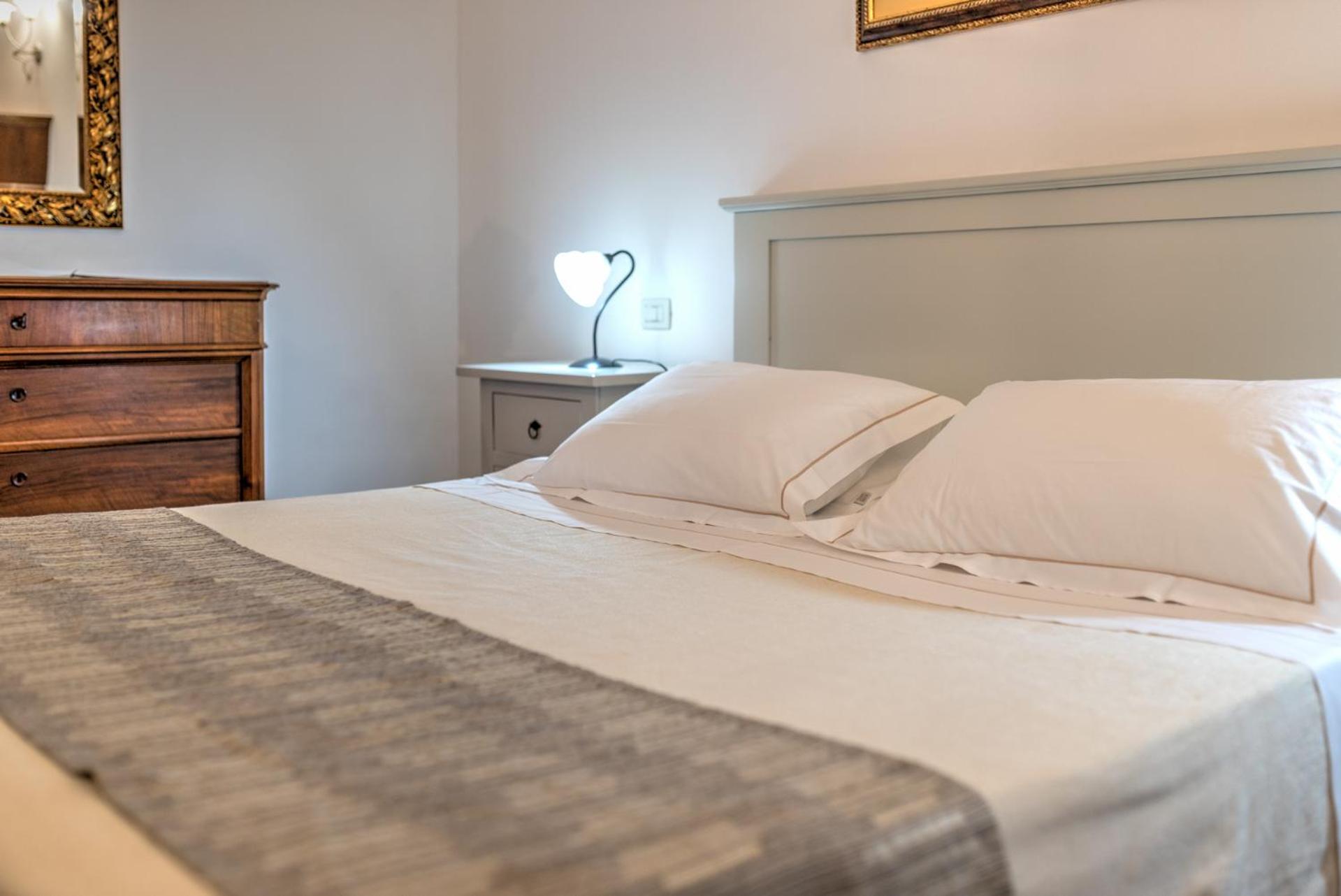 Deluxe Double Room - Photo 14