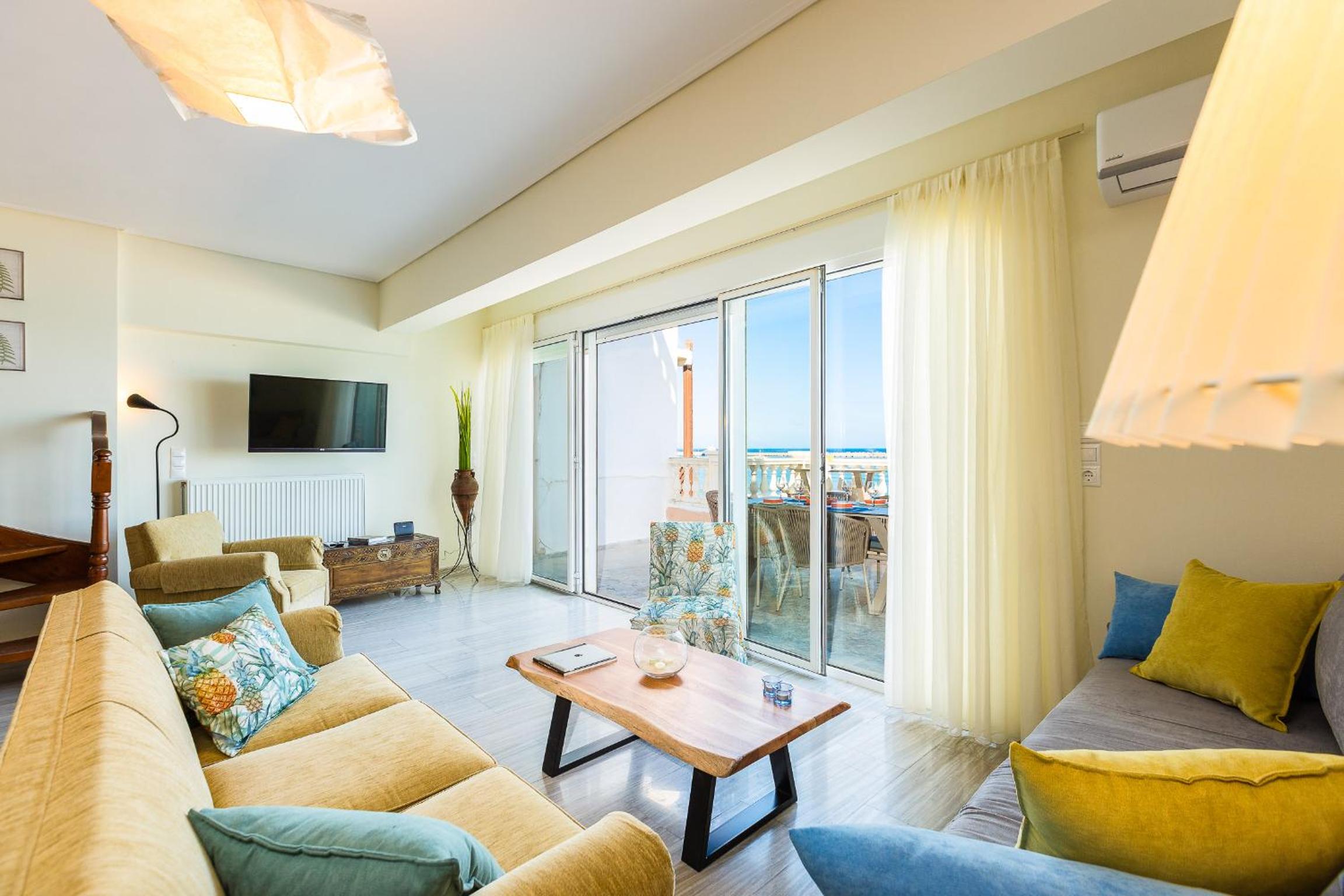 Deluxe King Suite photo 1