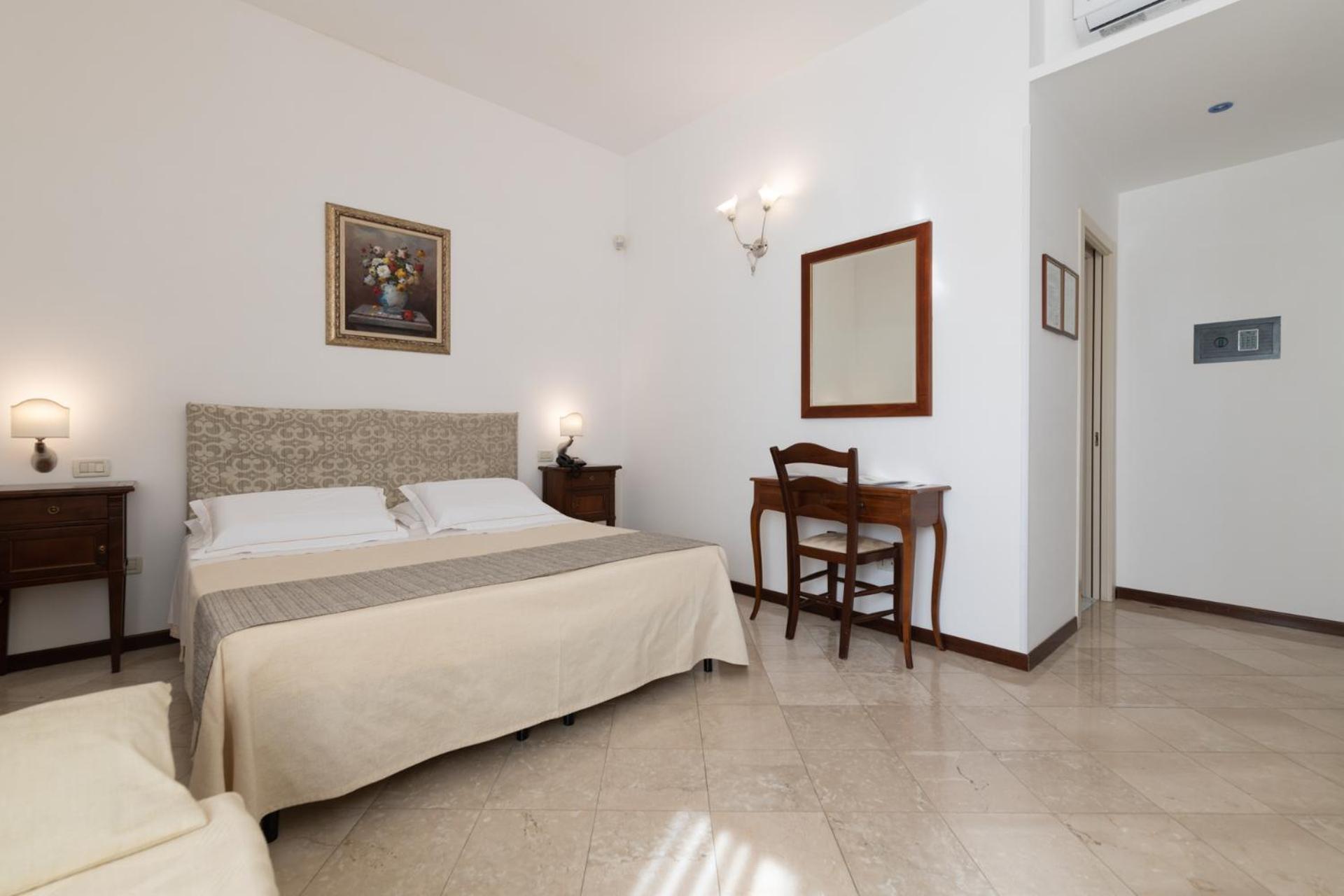 Classic Double Room - Photo 37