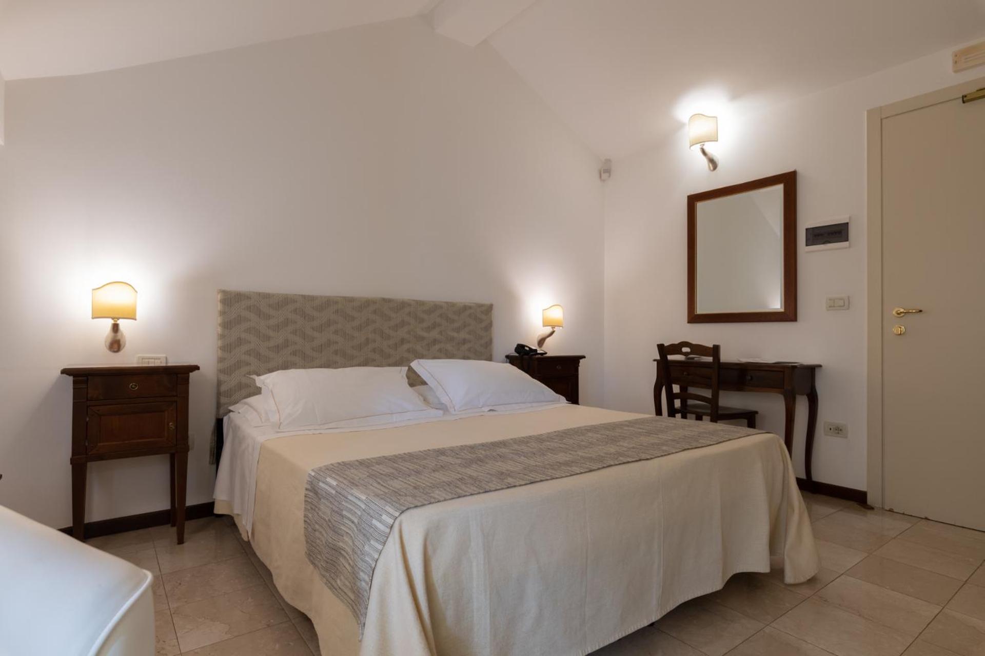 Classic Double Room - Photo 31