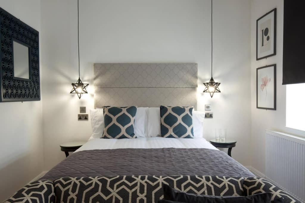 One-Bedroom Apartment - Photo 2