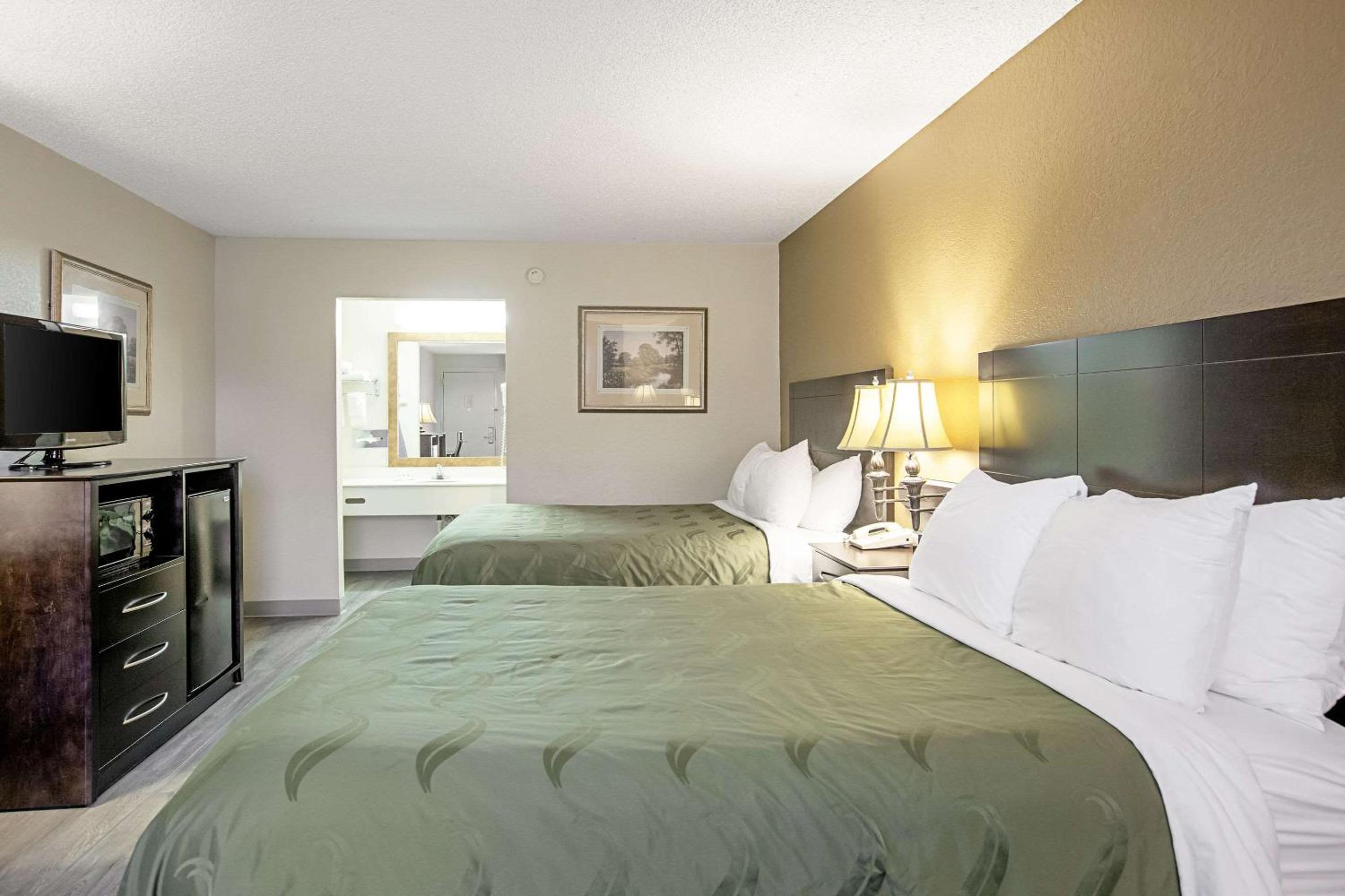 Queen Room with Two Queen Beds - Non-Smoking - Photo 4