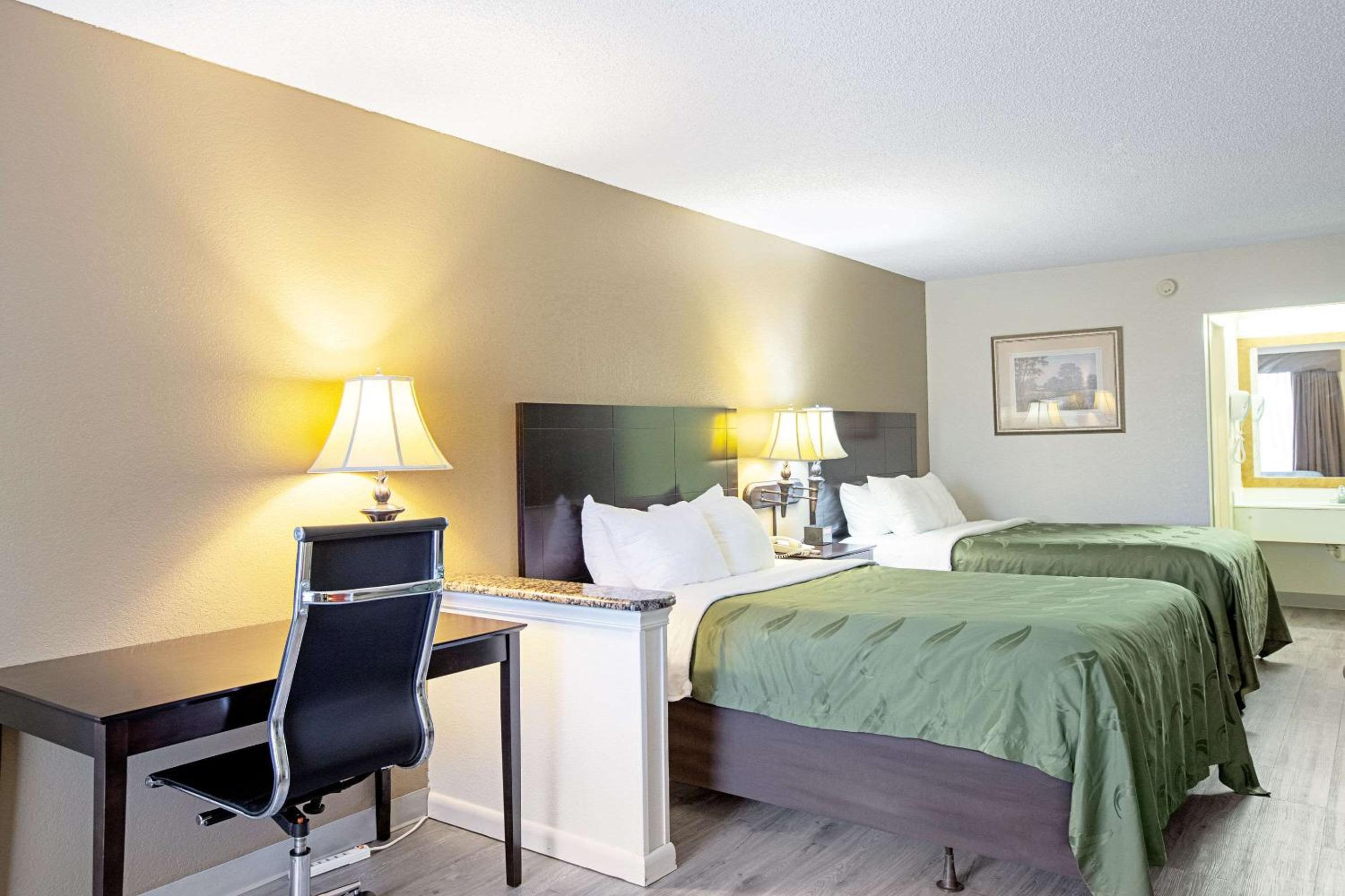 Standard Queen Room with Two Queen Beds - Non-Smoking - Photo 3