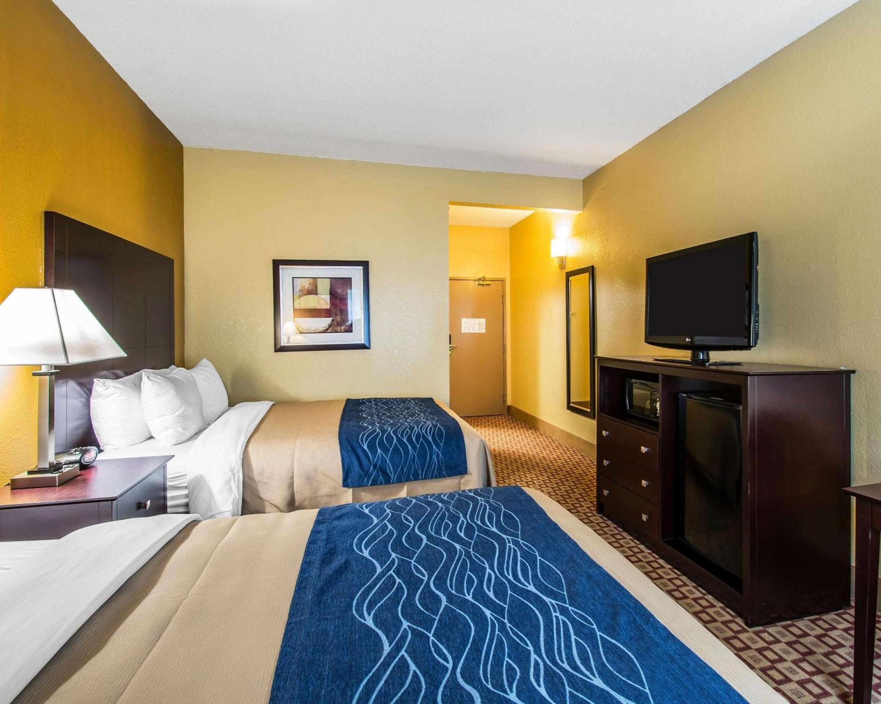 Queen Room with Two Queen Beds - Non-Smoking - Photo 1