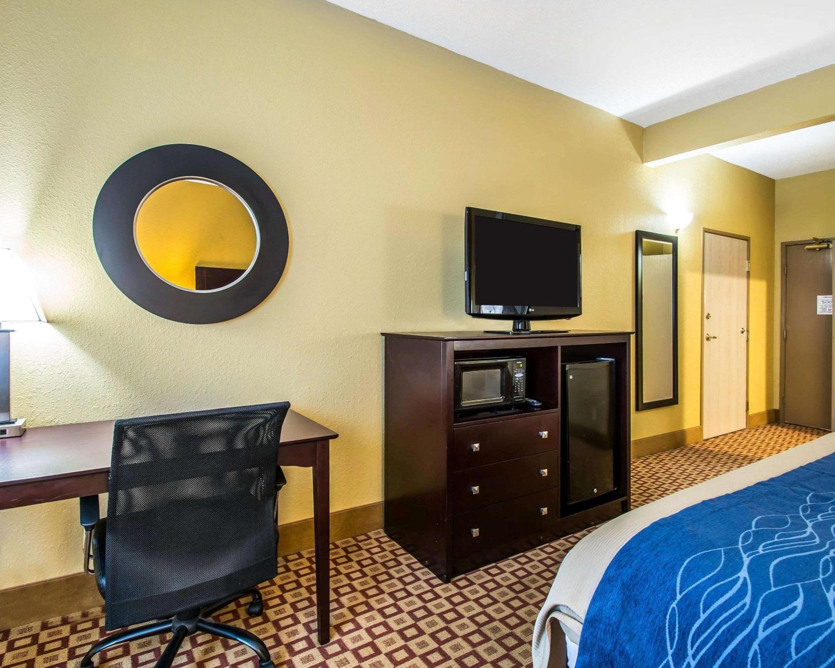 Queen Room with Two Queen Beds - Non-Smoking - Photo 2