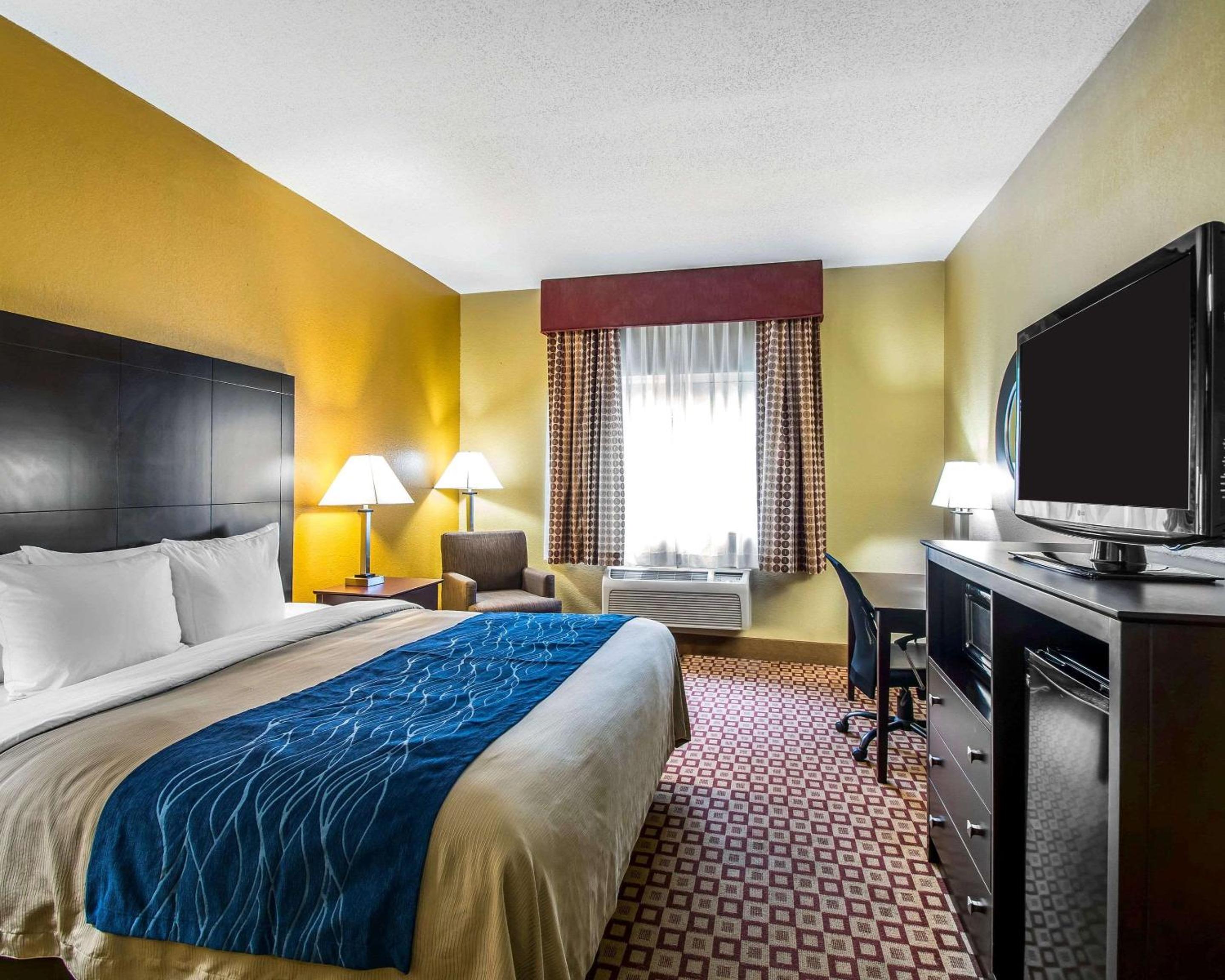 King Room with Roll-In Shower - Accessible/Non-Smoking - Photo 3