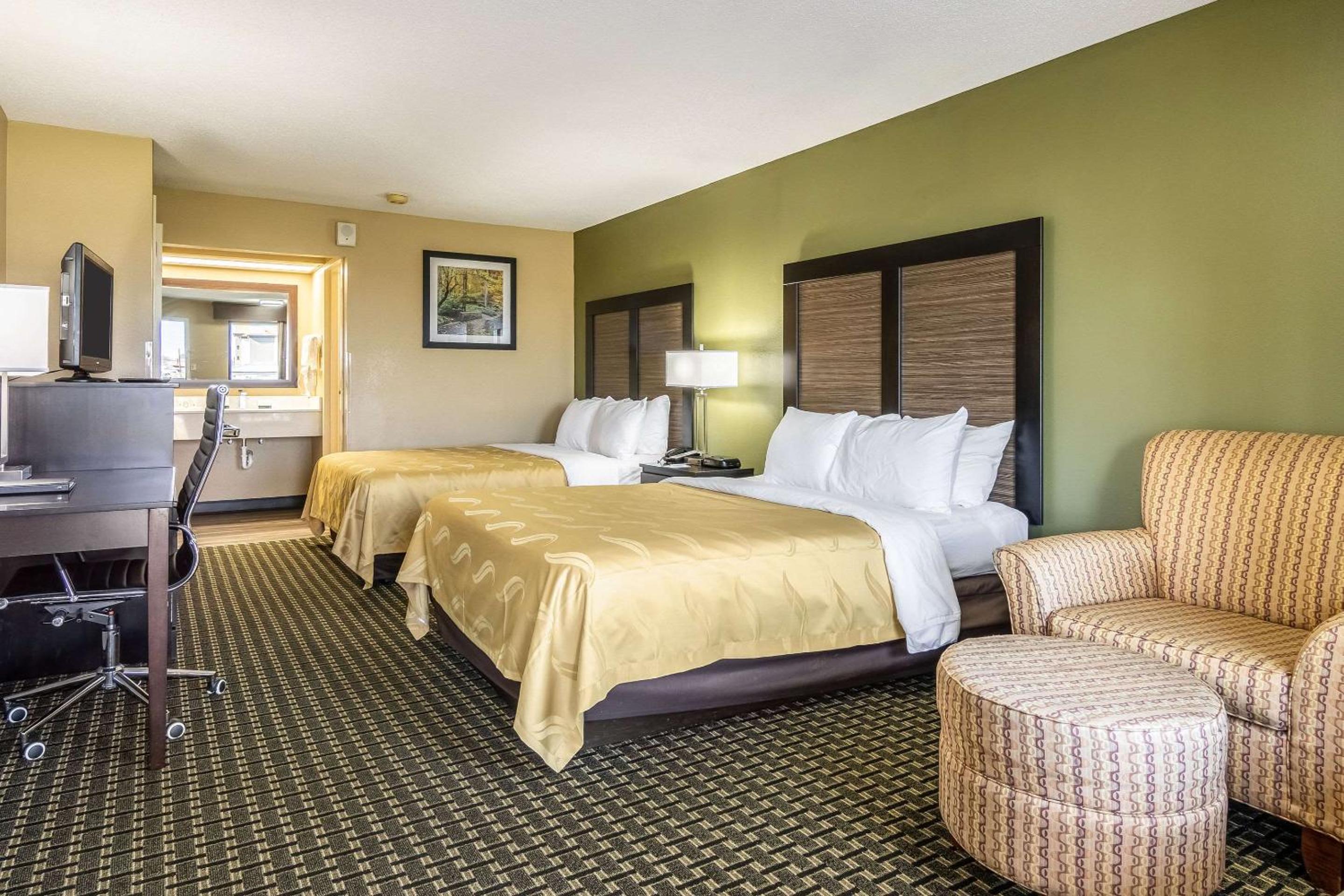Queen Room with Two Queen Beds - Non-Smoking - Photo 1