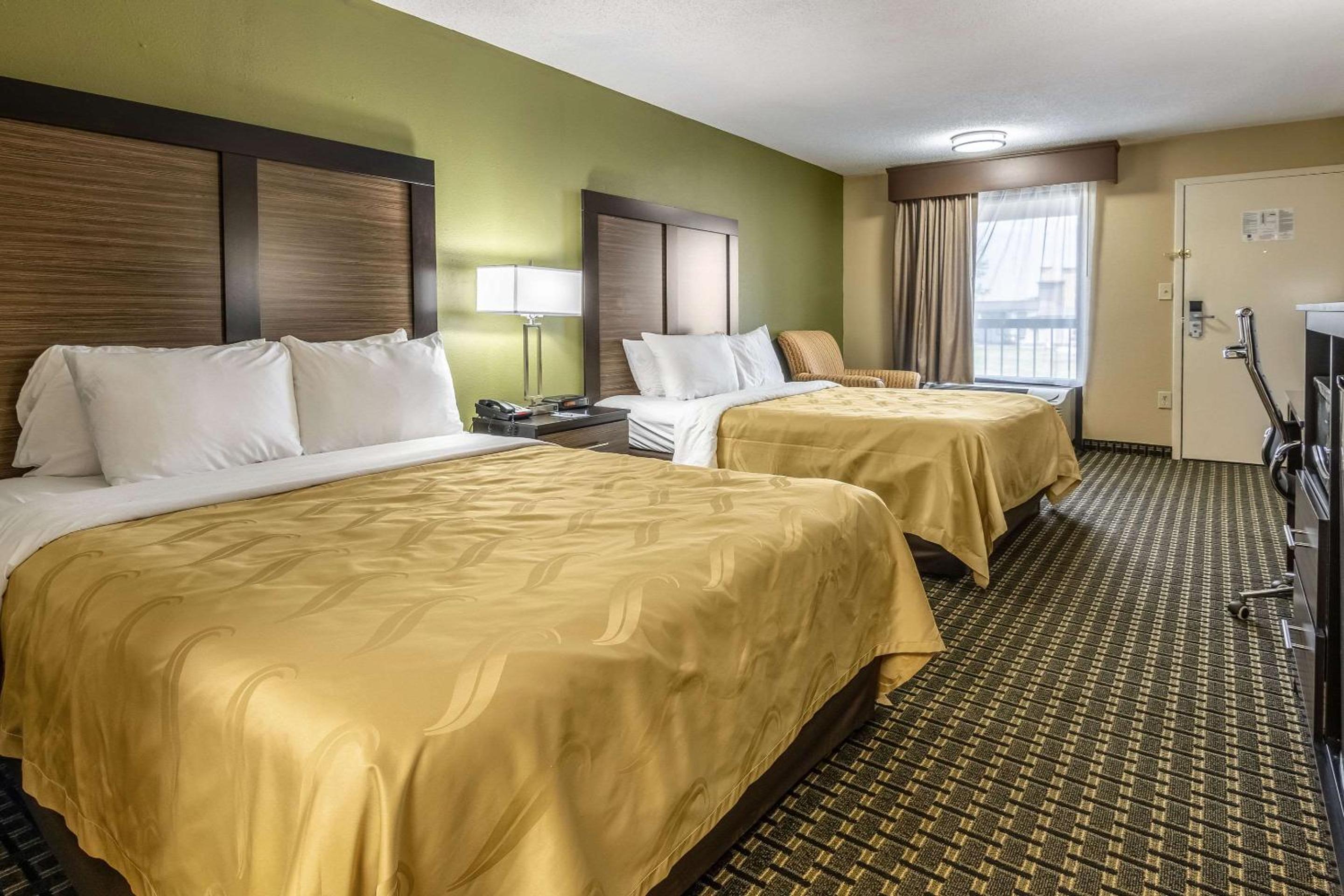 Queen Room with Two Queen Beds - Non-Smoking - Photo 3