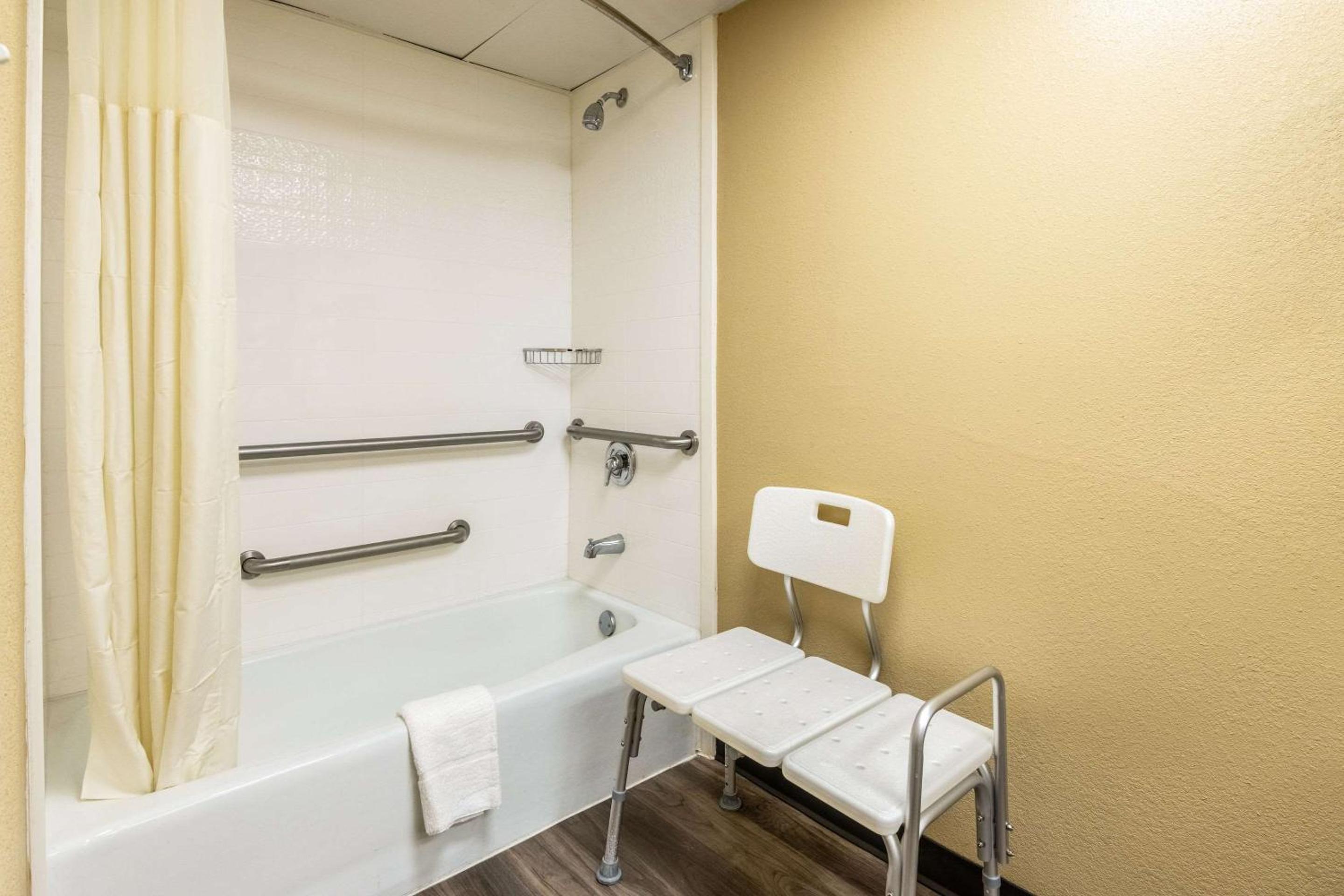 King Room - Accessible/Non-Smoking - Photo 5