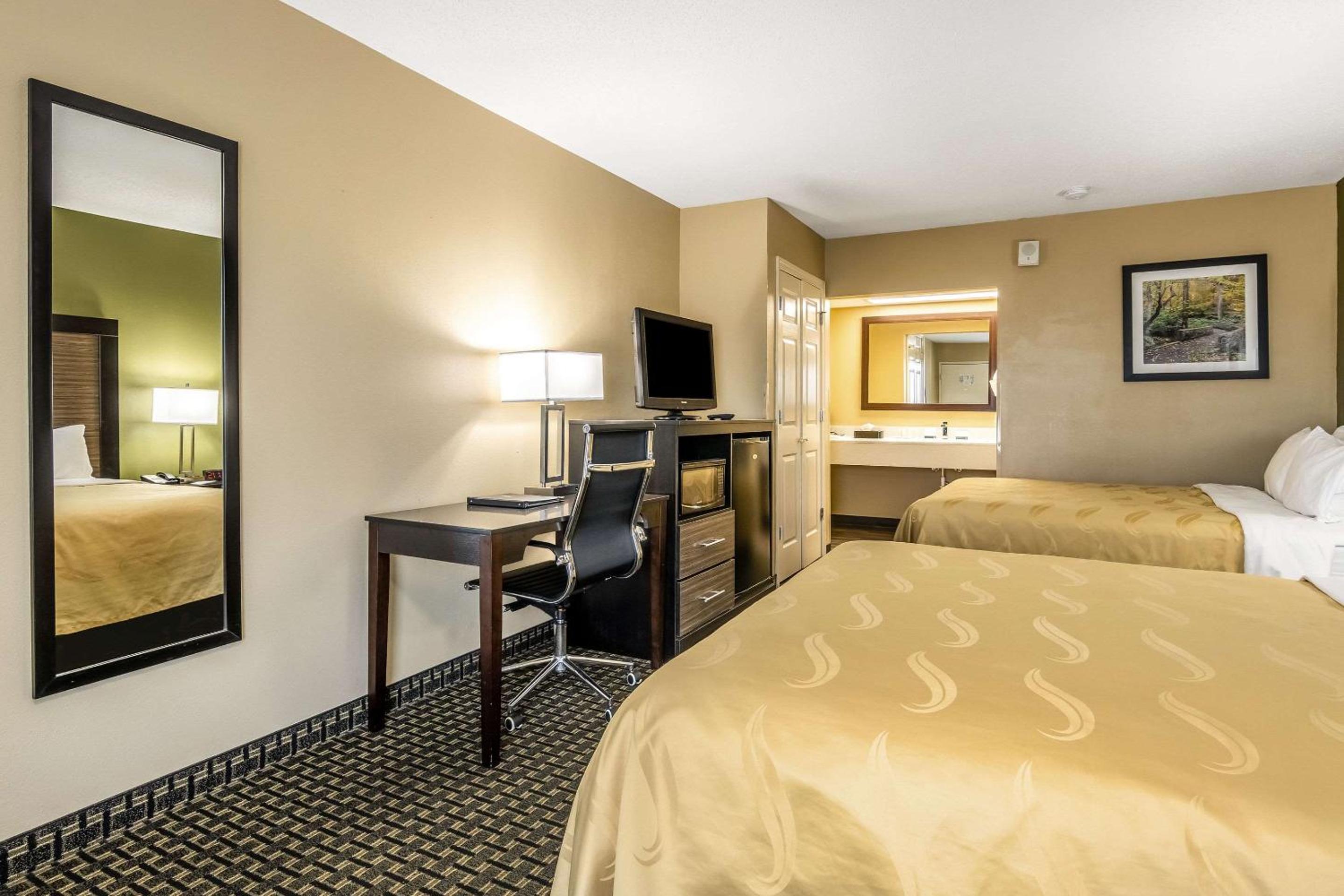 Queen Room with Two Queen Beds - Non-Smoking - Photo 6