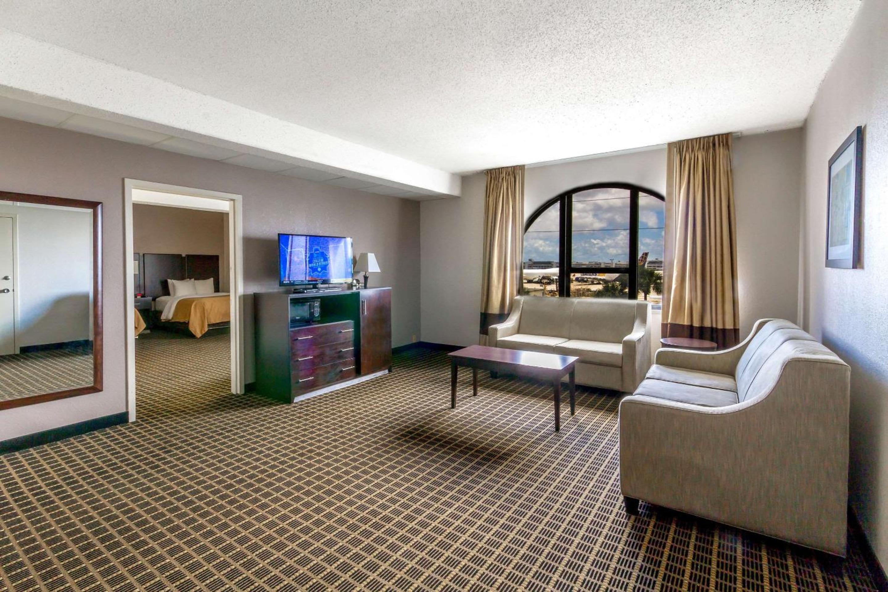 Superior King Suite - Non-smoking - Photo 4