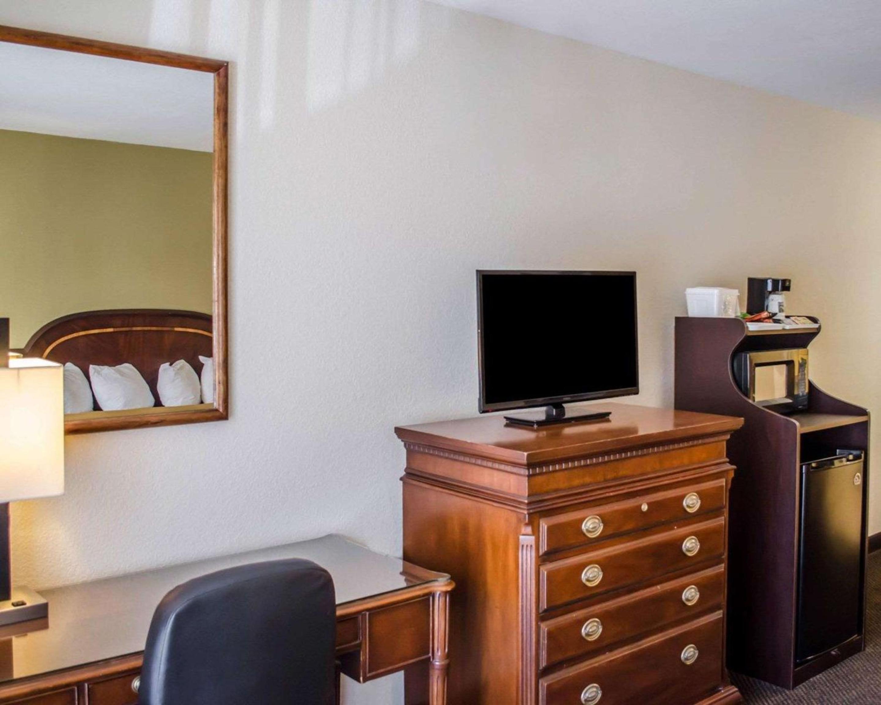 King Room - Non-Smoking - Photo 1