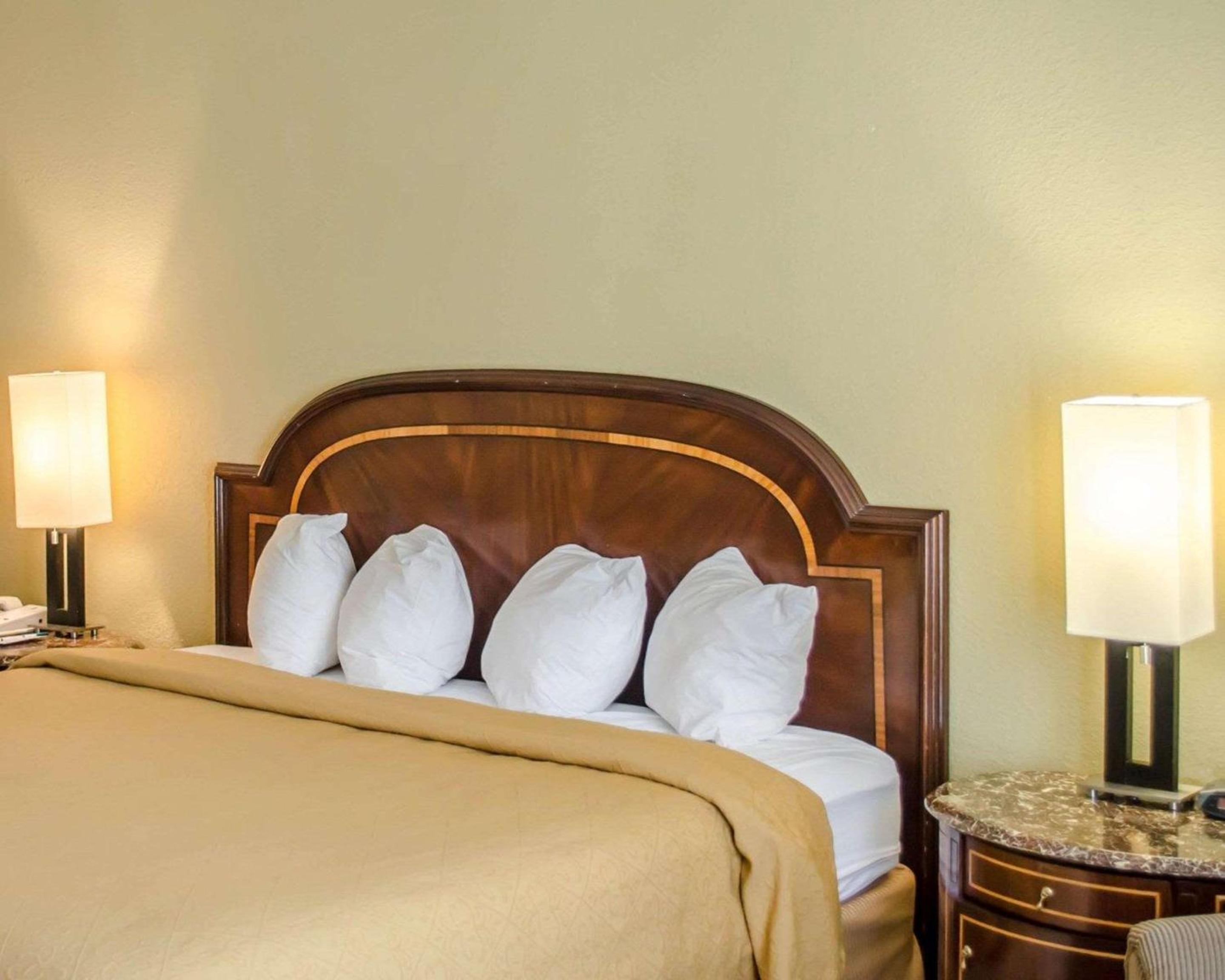King Room - Non-Smoking - Photo 3