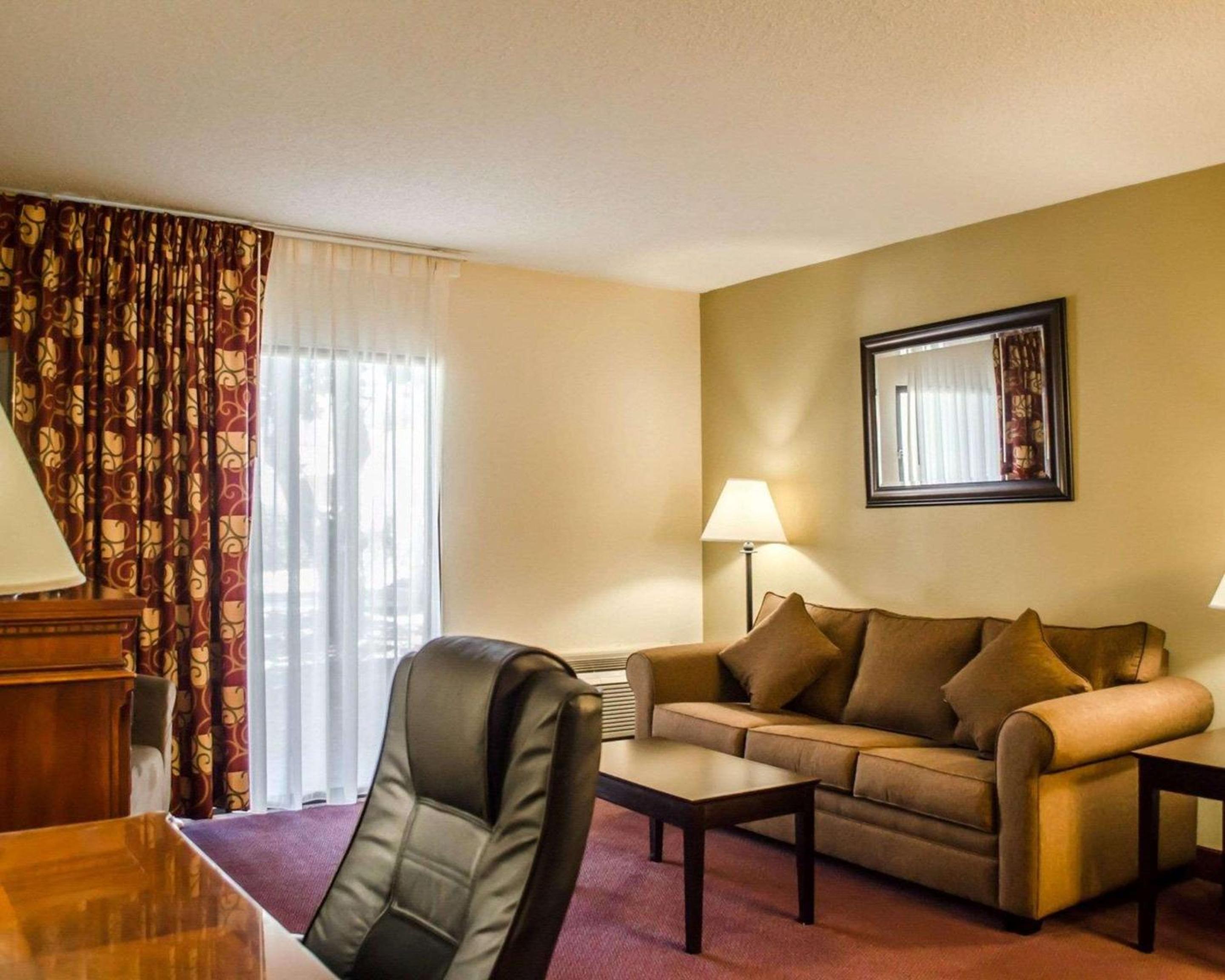 King Suite - Non-Smoking - Photo 2