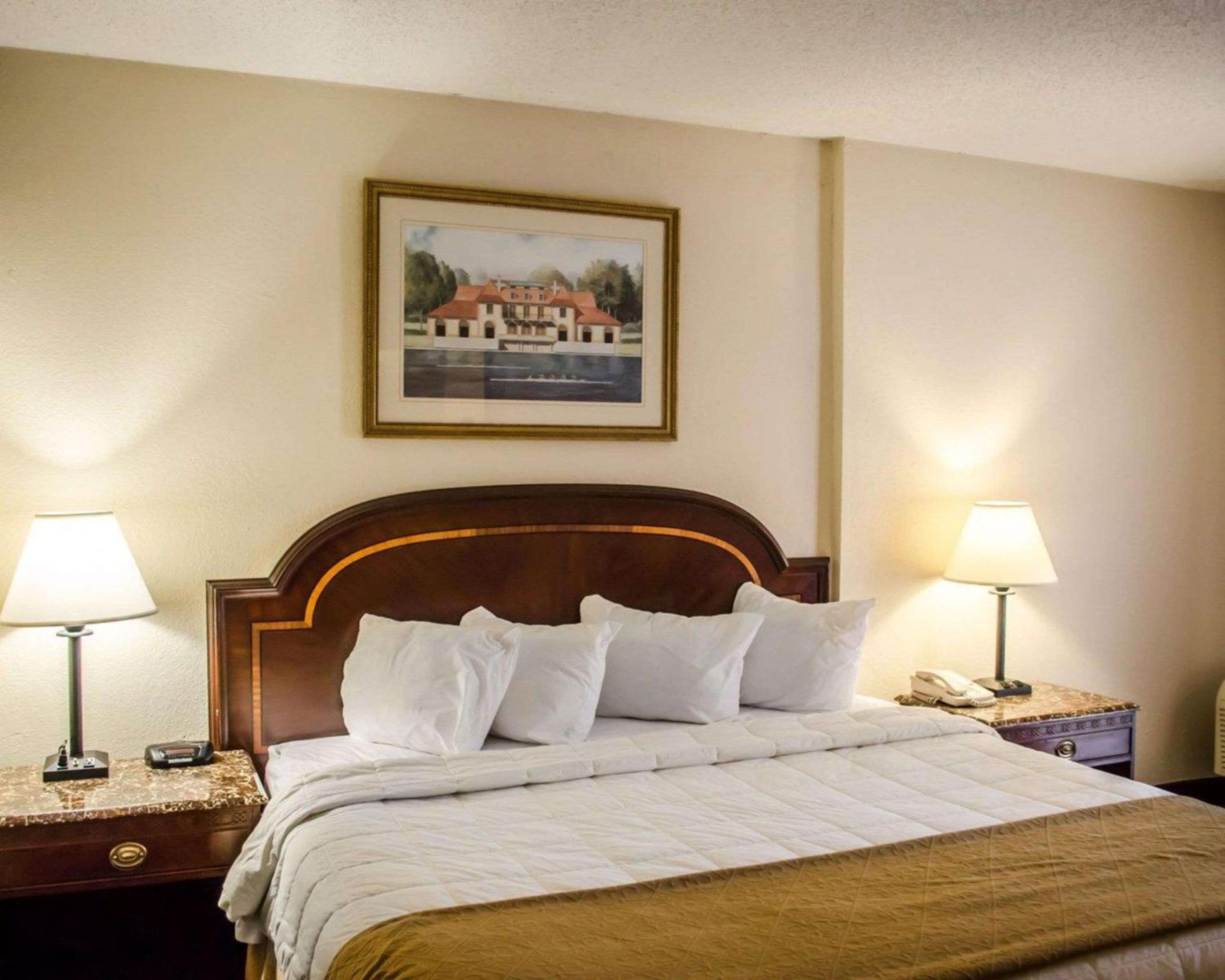 King Suite - Non-Smoking - Photo 3