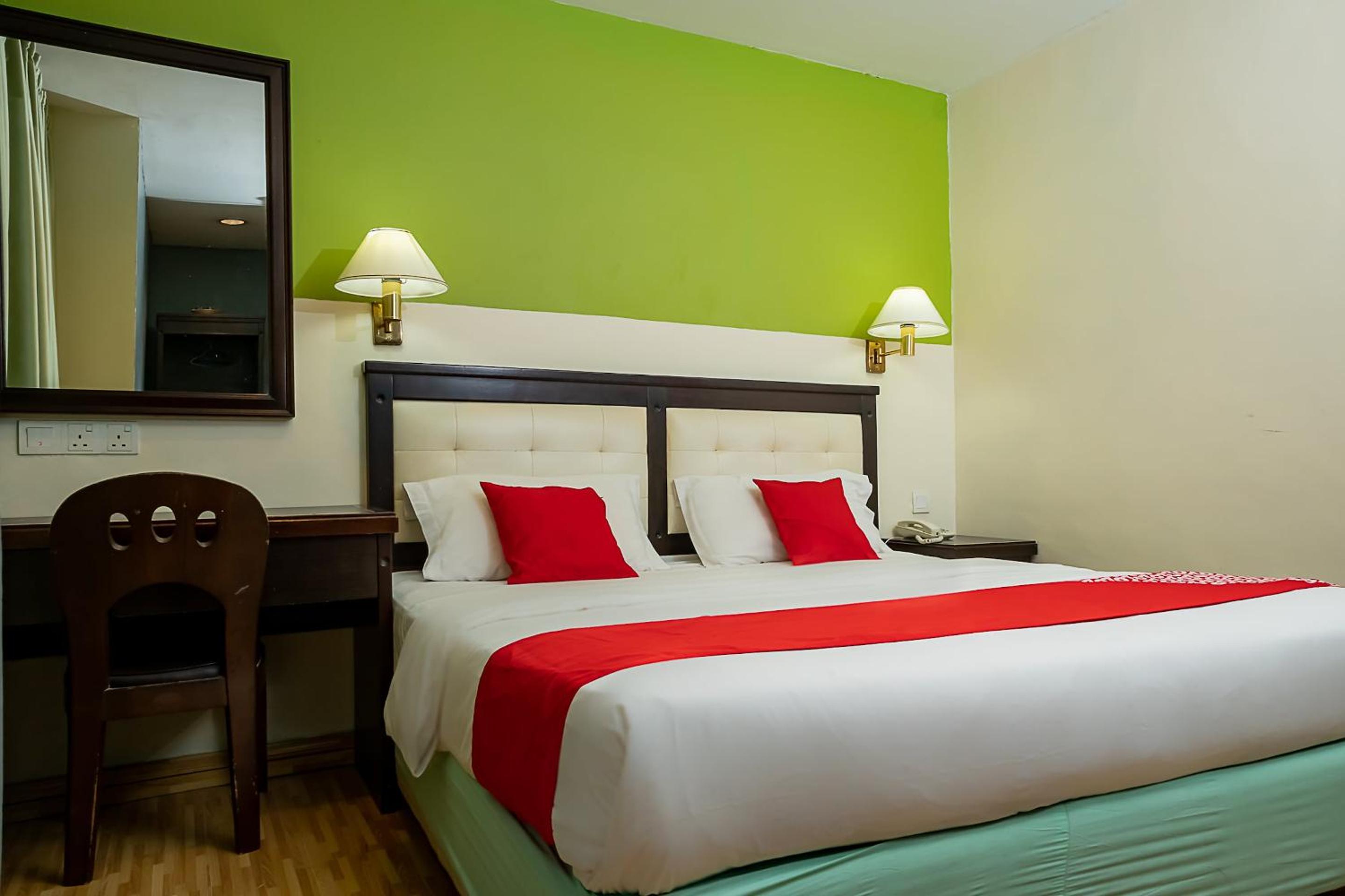 Standard King Room - Photo 7