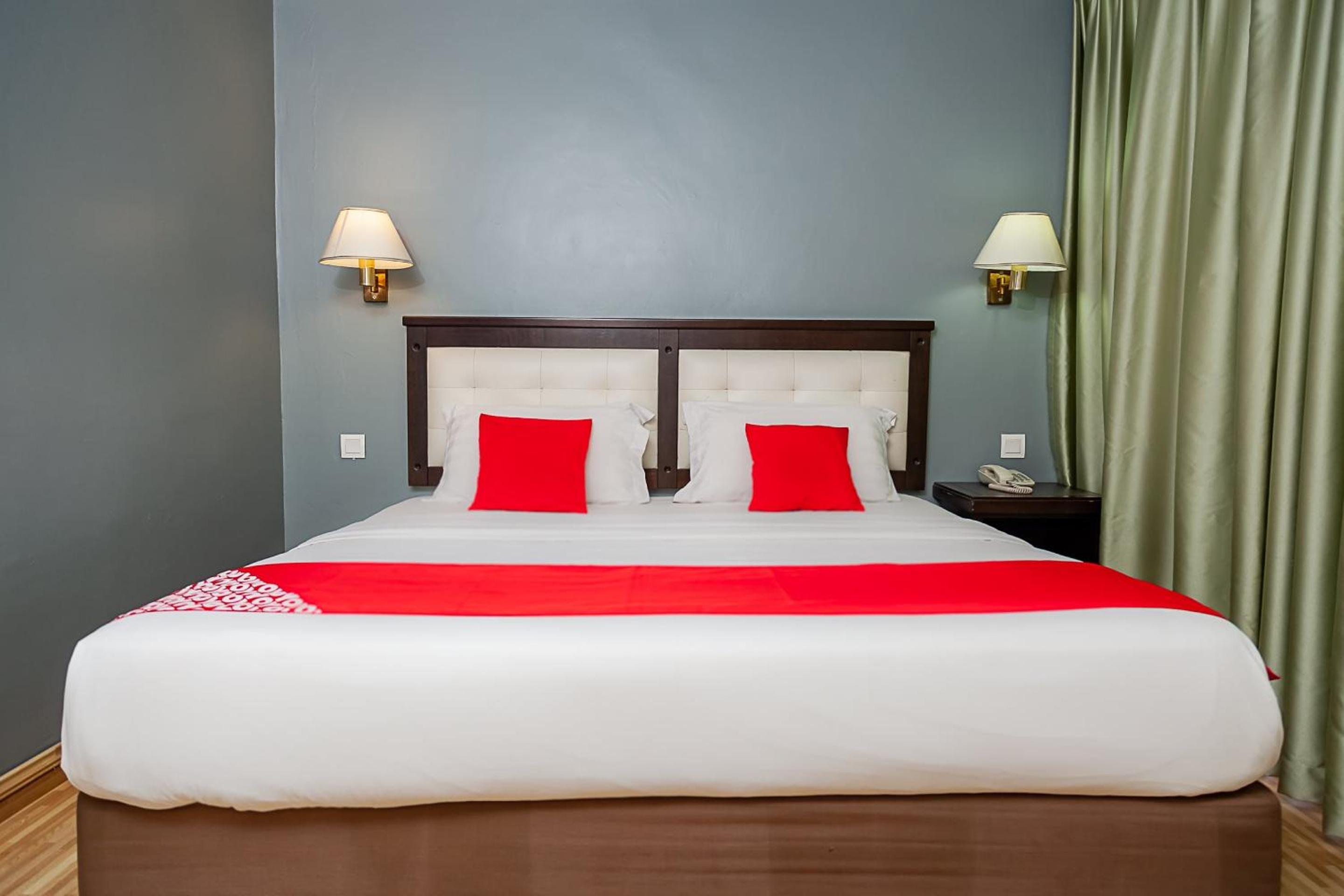 Deluxe King Room - Photo 9