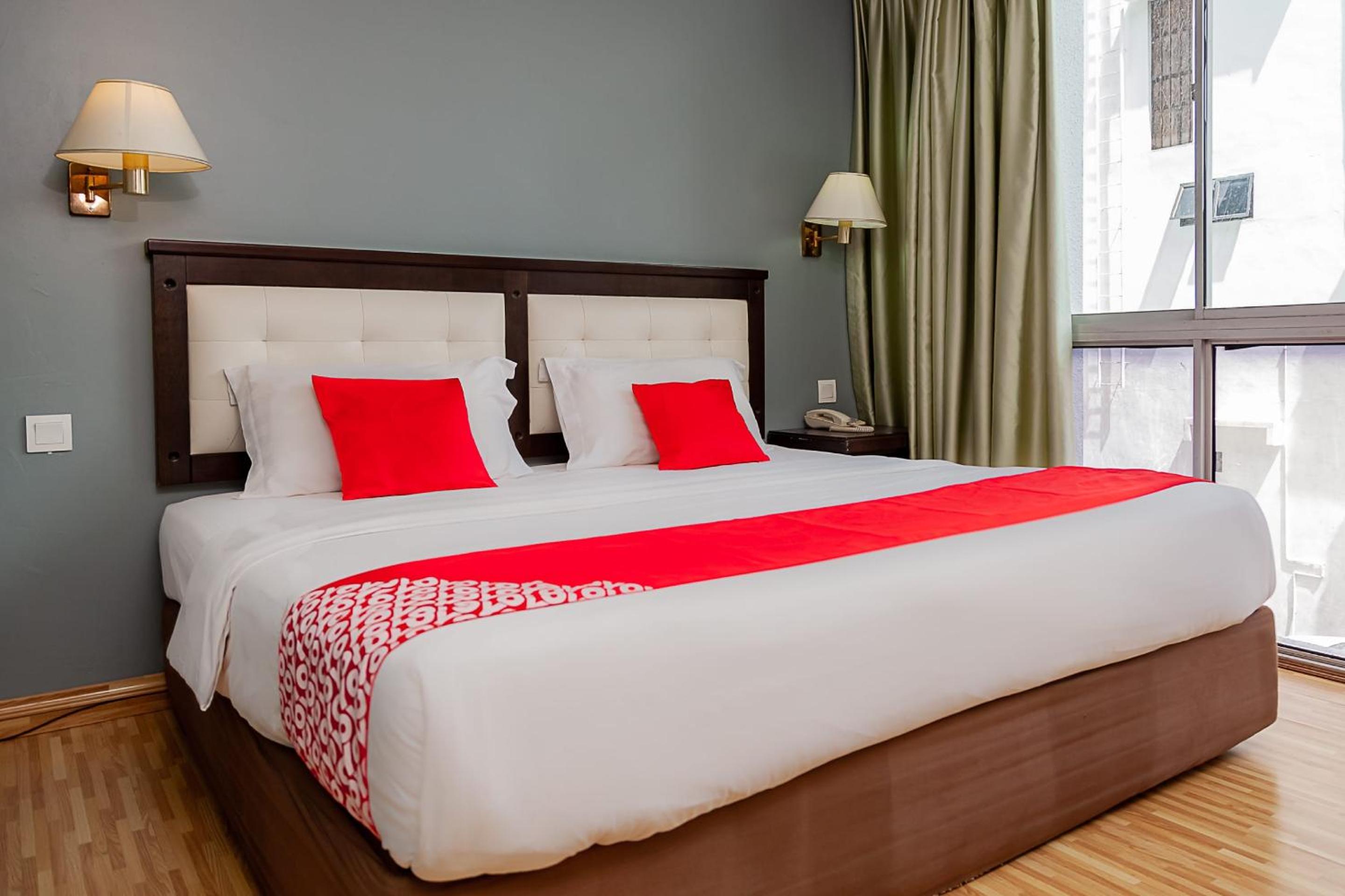 Deluxe King Room - Photo 2