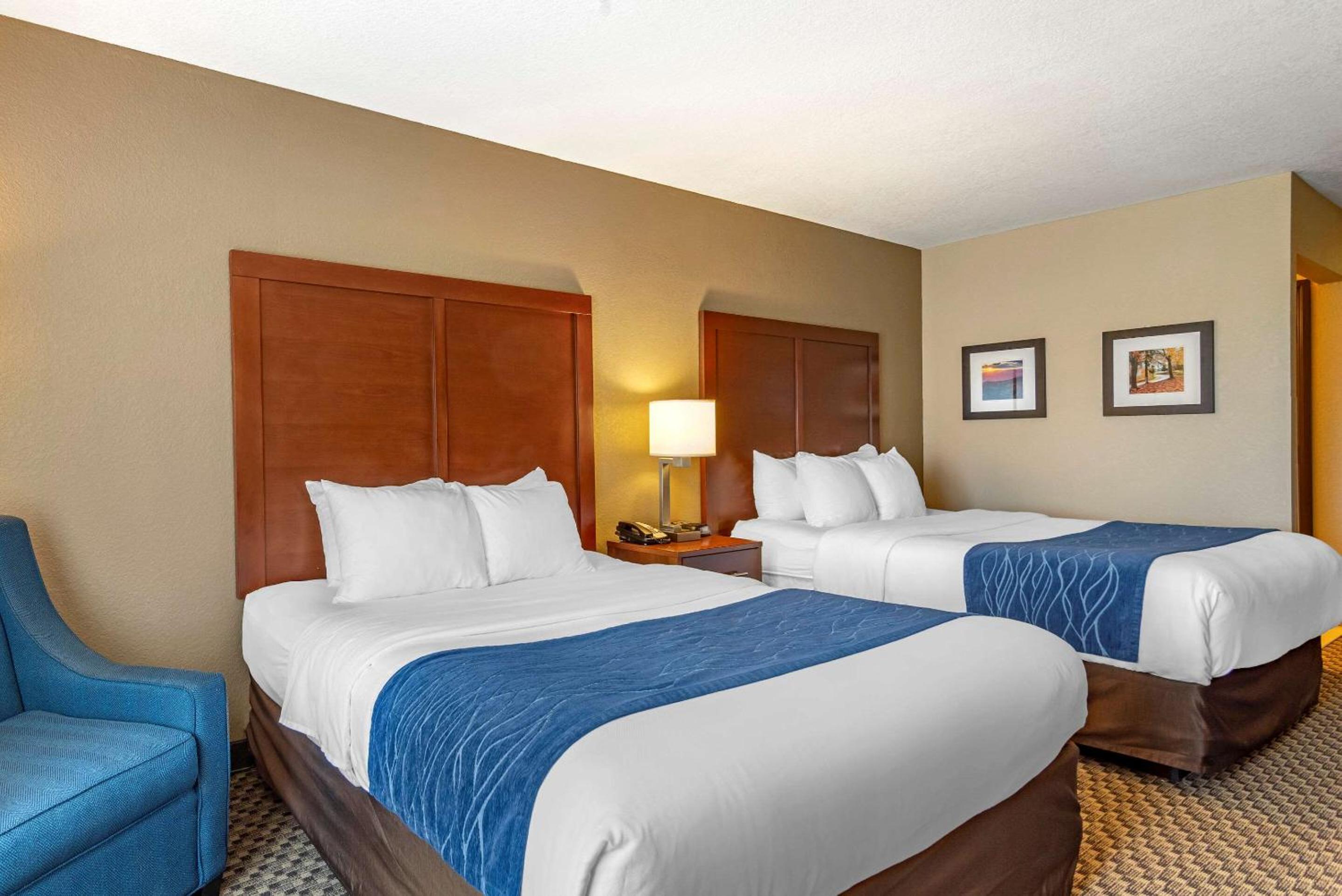 Queen Room with Two Queen Beds - Non-Smoking - Photo 2