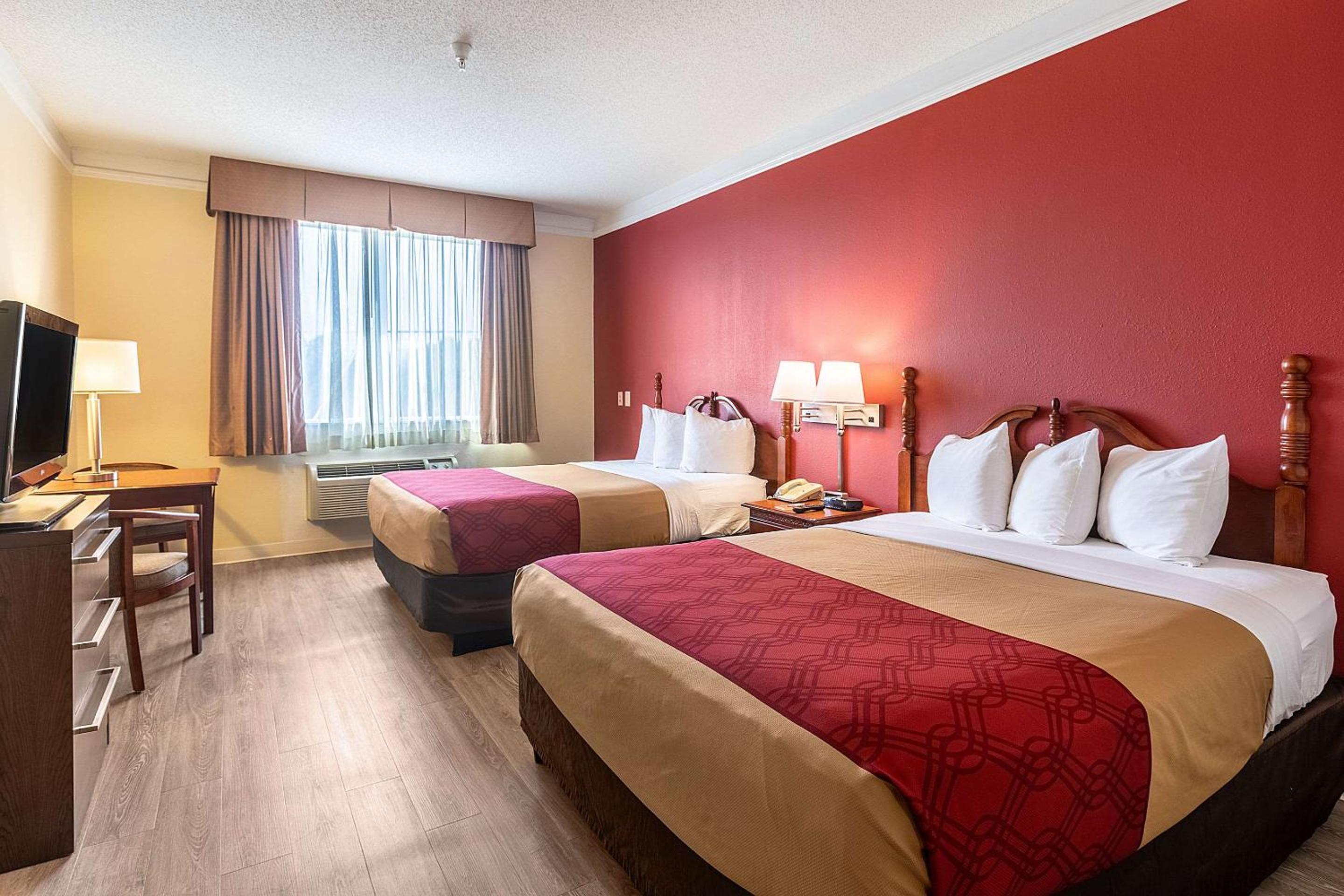 Queen Room with Two Queen Beds - Non-Smoking - Photo 1